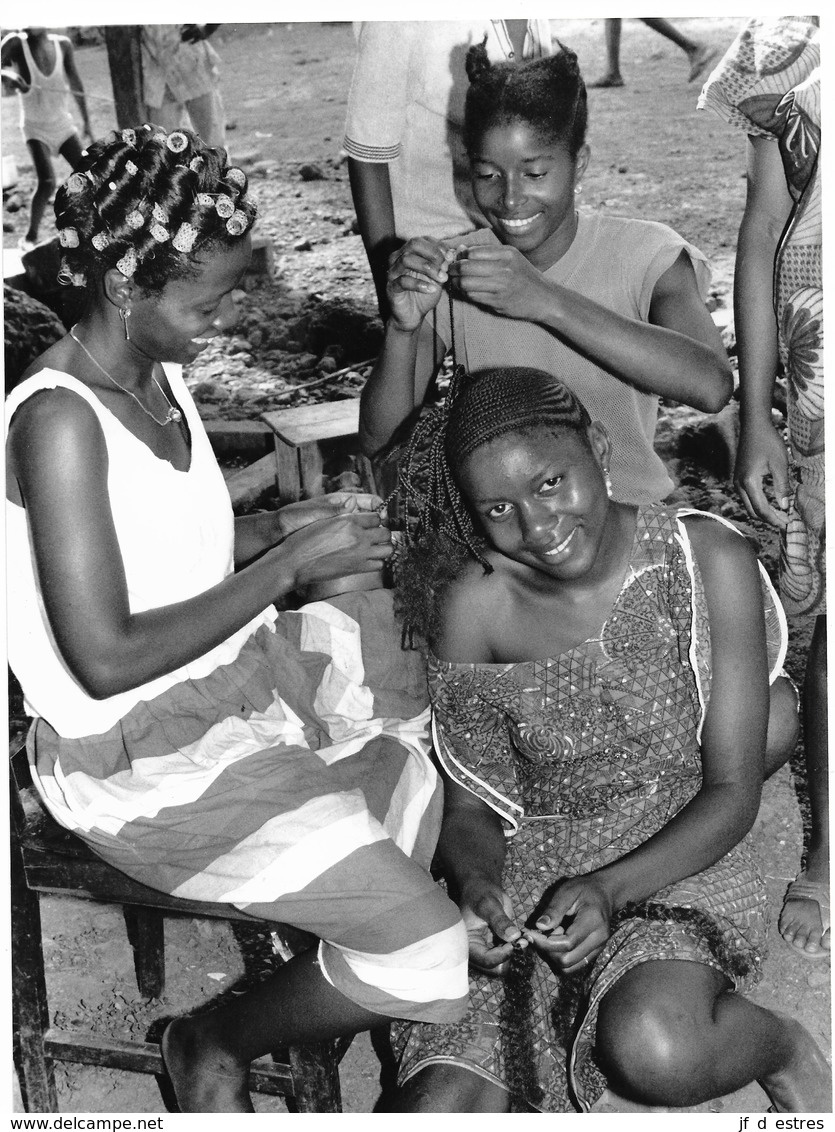 Photo Guinée Conakry Fria Chez La Coiffeuse Vers 1990 - Afrika