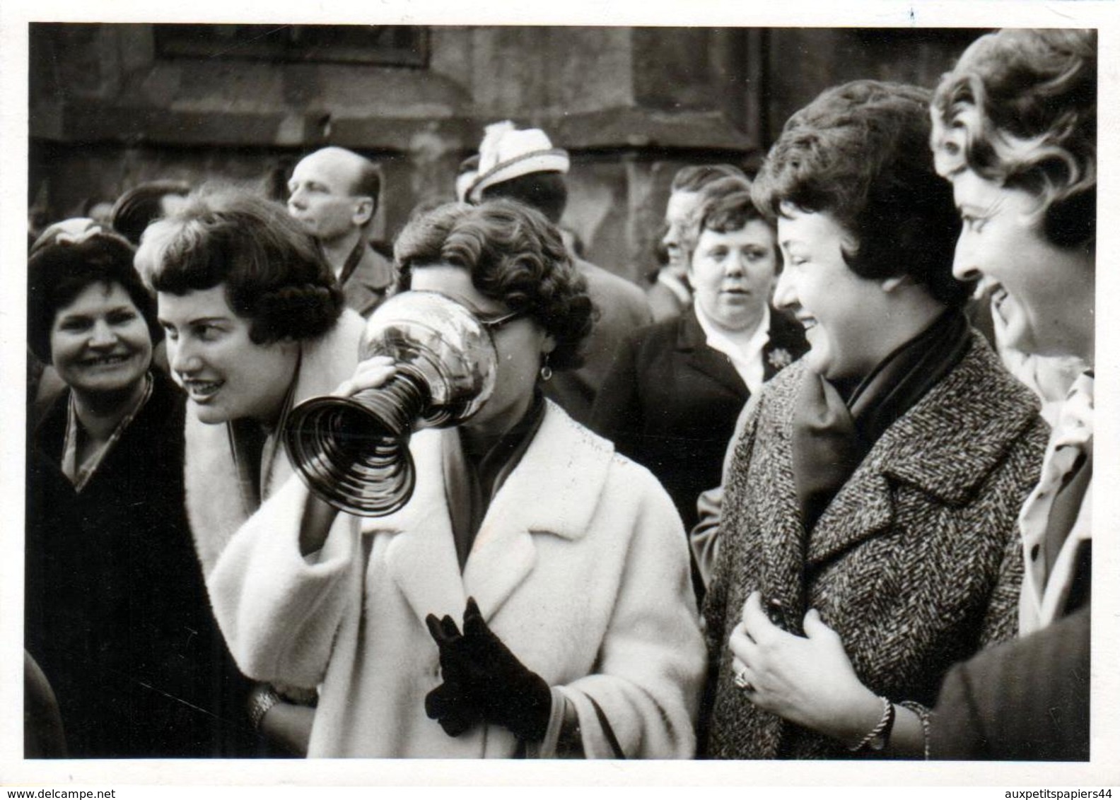 Amusante Photo Originale A Boire ! Vous Reprendrez Bien Un Petit Verre De Vin Blanc Entre Copines ? Oh, Oui ! 1960/70 - Objets