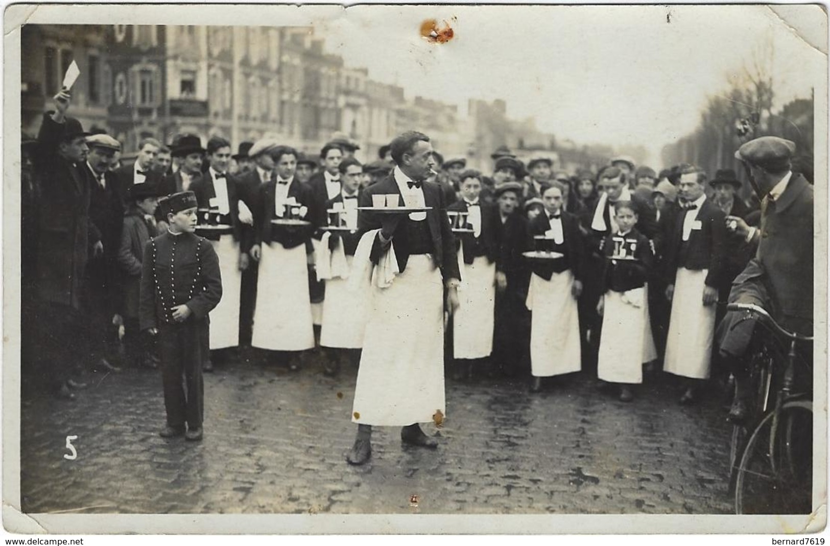 75 Paris   Carte Photo  A Localiser Ou Identifier Course Des Garcons De Cafe - Cafés, Hôtels, Restaurants