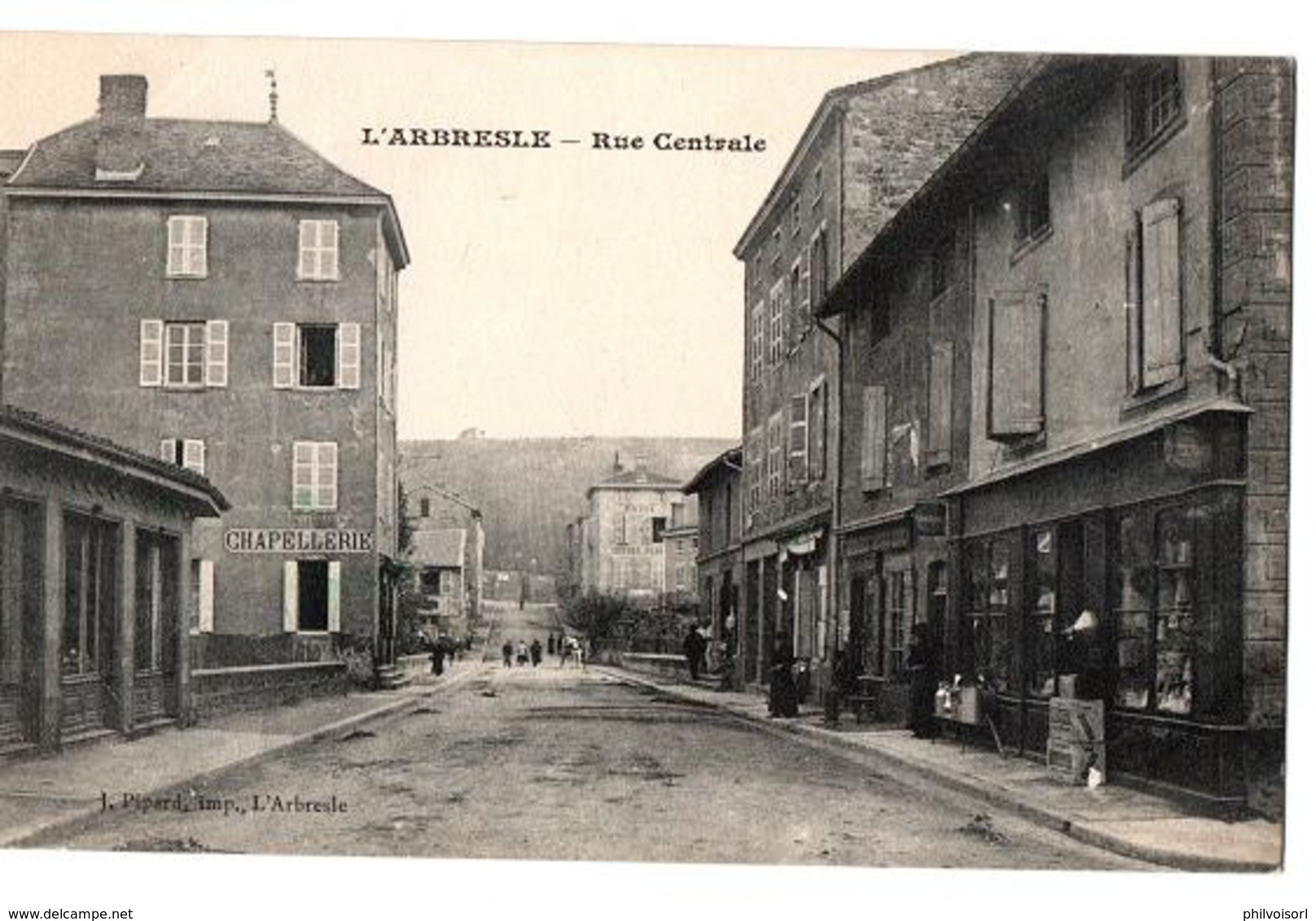 L ARBRESLE RUE CENTRALE CHAPELLERIE ET COMMERCES ANIMEE - L'Arbresle