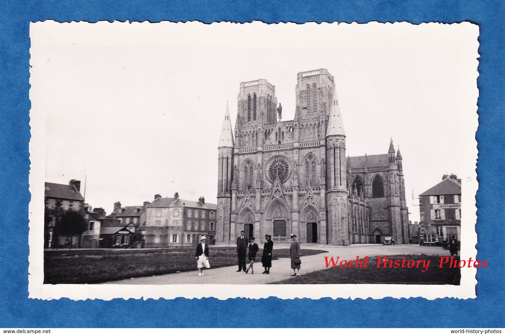 Photo Ancienne Snapshot - AVRANCHES ( Manche ) - Devant L'Eglise - Magasin D' Antiquités - Plaatsen