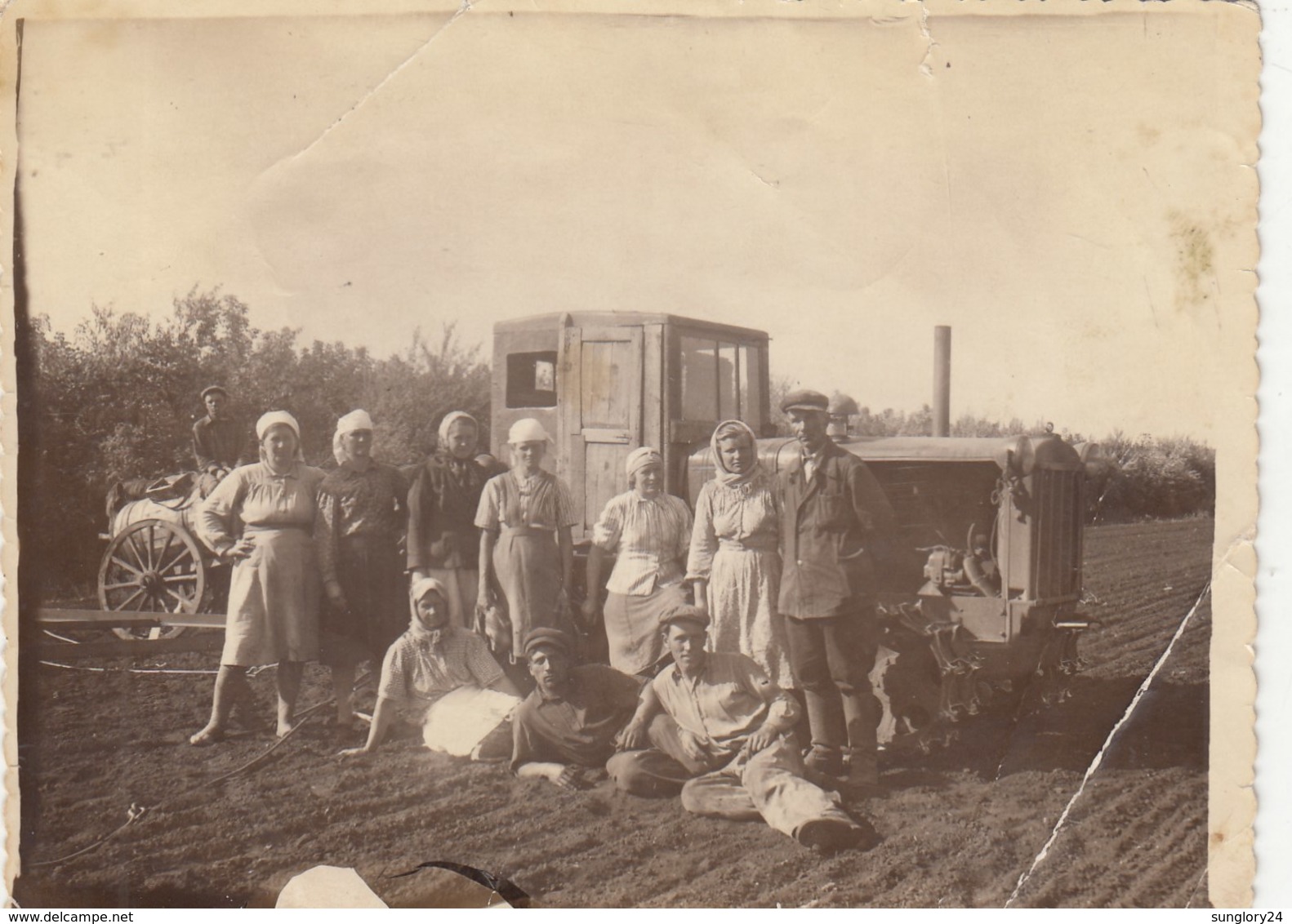 RUSSIA.  # 3400 A PHOTO. Collective Farm. TRACTOR WITH WOODEN DOOR. WORKERS. *** - Other & Unclassified