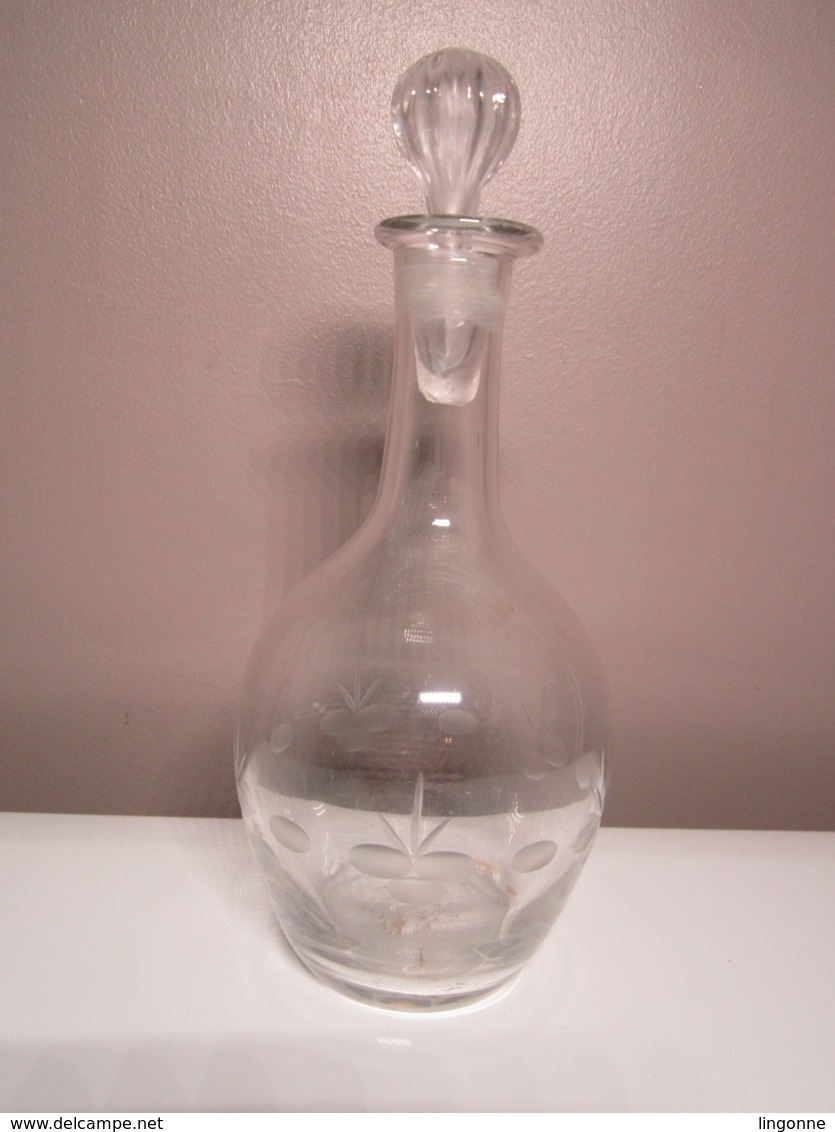 ANCIENNE CARAFE PICHET Ciselée Avec Bouchon En Verre. Hauteur Sans Bouchon 17 Cm Env (bulles à L’intérieur) - Carafes