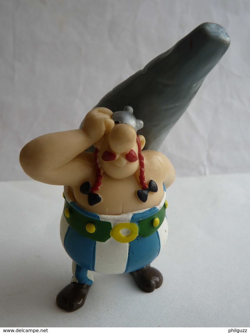 FIGURINE ASTERIX PLASTOY 1997 OBELIX AU MENHIR TBE (2) Braies Bleues Foncées - Astérix & Obélix