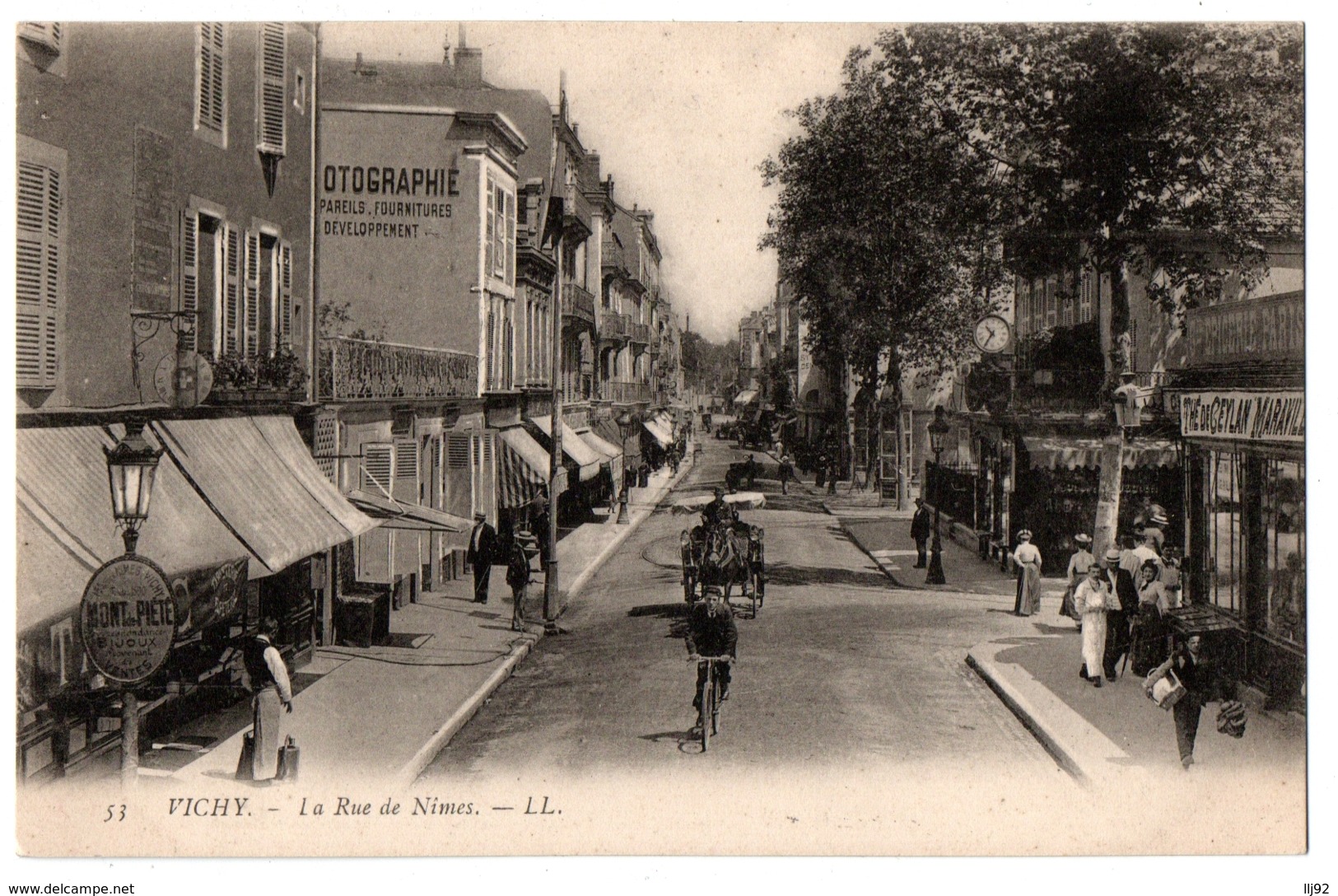 CPA 03 - VICHY (Allier) - 53. La Rue De Nîmes - LL - Vichy