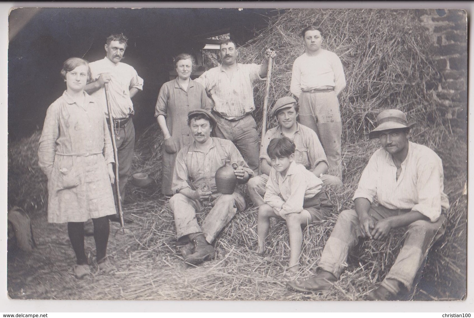 CARTE PHOTO D'UNE FERME - GRENIER A FOIN - PAYSANS - FOURCHES A FANER - ENTREPOSAGE DU FOIN ET FOURRAGE - GOURDE - R/V - - Bauernhöfe