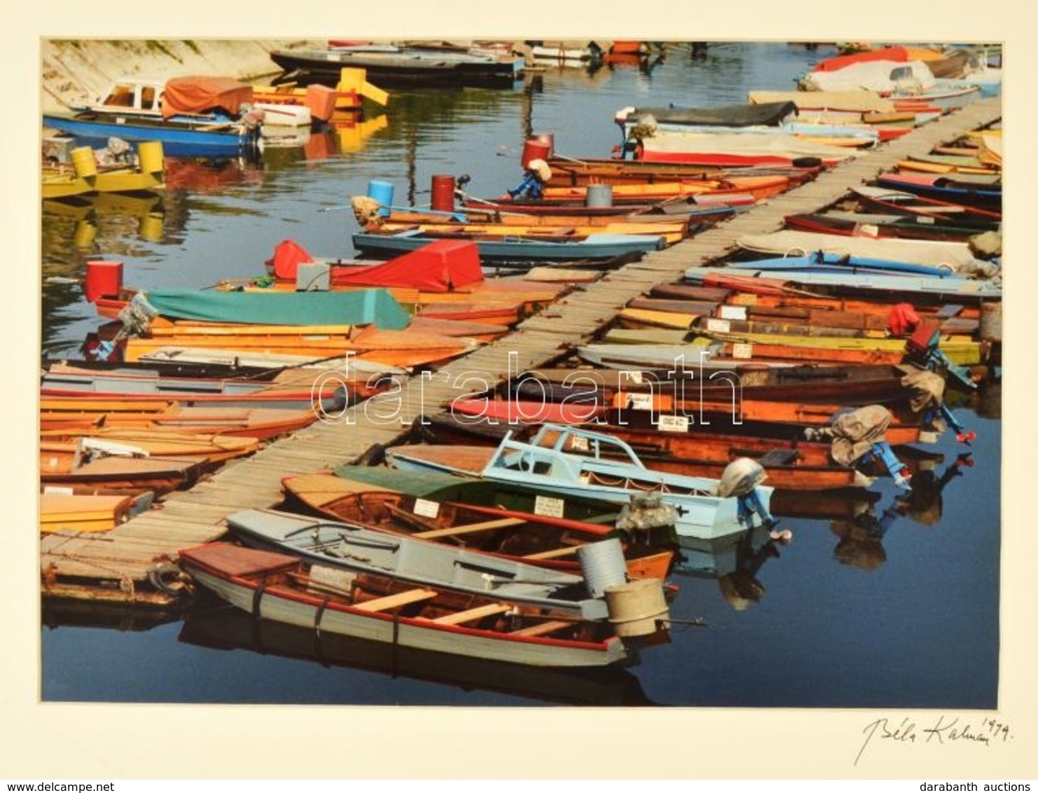 1979 Kálmán Béla (1921-2011): Baja Boatyard, Matricával Jelzett, Aláírt Fotó, Paszpartuban, 25×36 Cm - Sonstige & Ohne Zuordnung