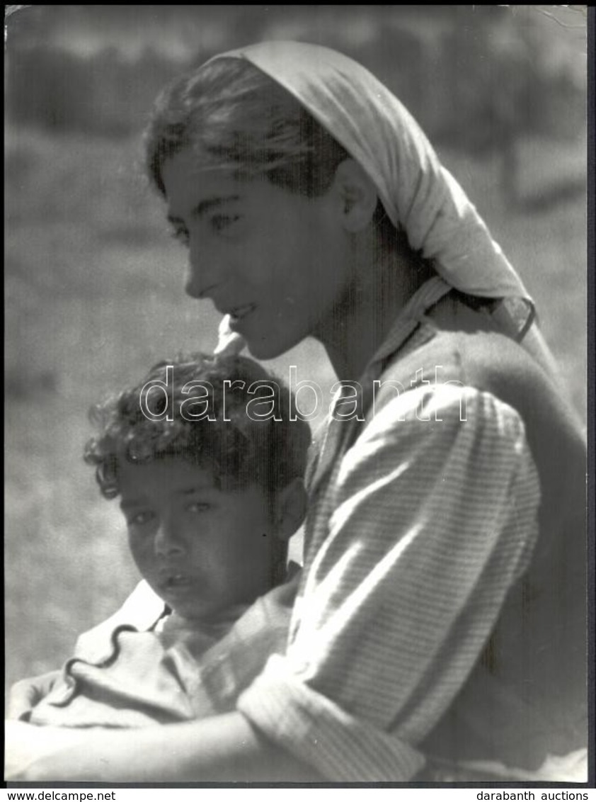 Szöllősy Kálmán (1887-1976): Gipsy Mother, Pecséttel Jelzett Vintage Fotó, Sarkain Törésnyom, 39×29 Cm - Other & Unclassified