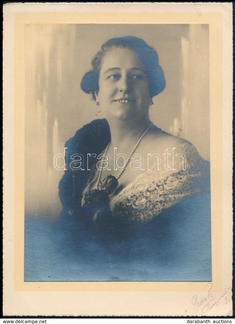 Cca 1920-1930 Elegáns Hölgy Műtermi Portréja, Kartonra Ragasztott, Aláírt Fotó, 22,5×16 Cm - Other & Unclassified