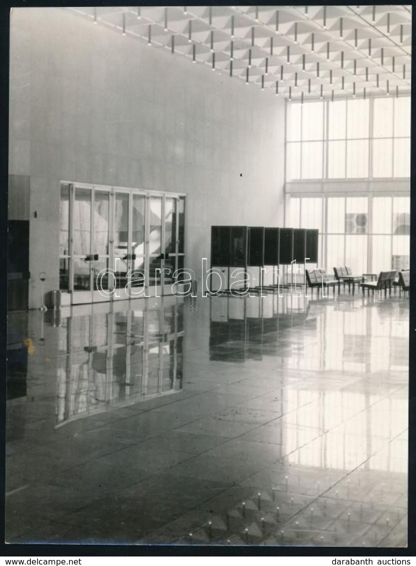 Cca 1978 SOTE Nagyvárad Téri Elméleti Tömb épületének Belső Teréről Készült Fotók, 26 Db, Fekete-fehér Fotók, Közte Egy  - Other & Unclassified