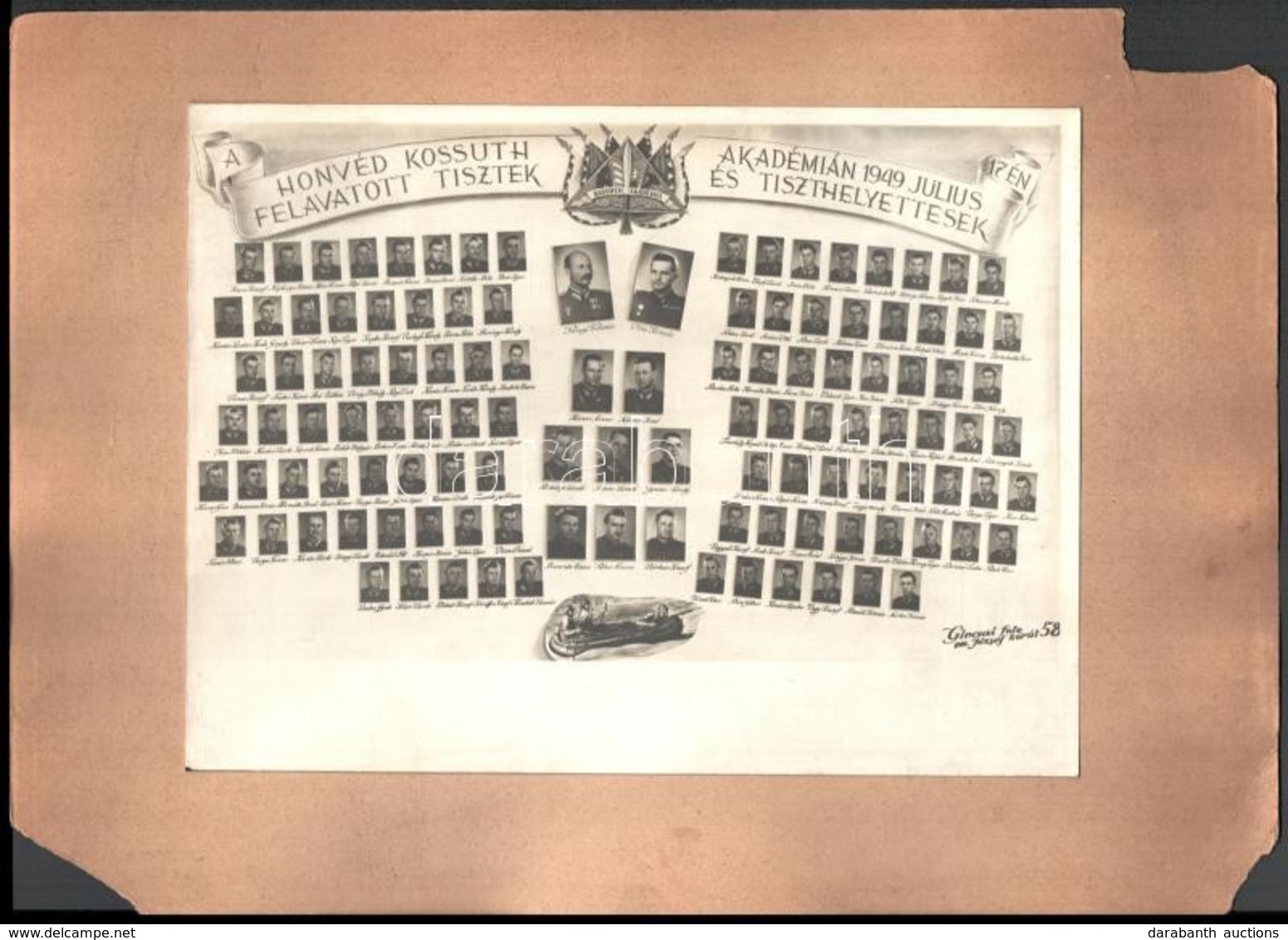 1949 Honvéd Kossuth Akadémián Felavatott Tisztek és Tiszthelyettesek, Iskolai Tablófotó Kartonon, (Ginczei Fotó), Karton - Other & Unclassified