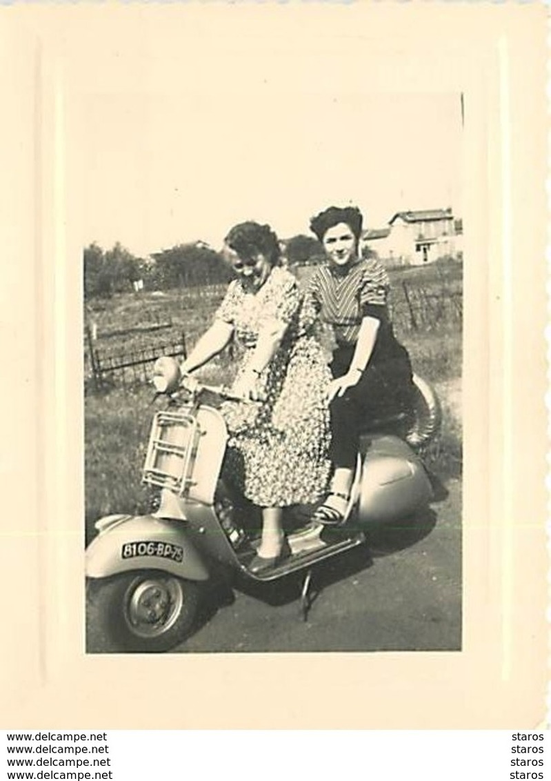 Photo - Femmes Sur Un Scooter (format 8 X 10,5 Cm) - Altri & Non Classificati