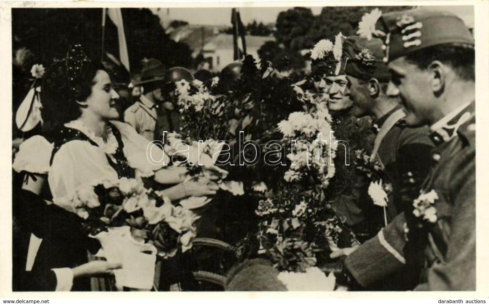 T2 1938 Ipolyság, Sahy; 'A Felvidék Felszabadulásának Első örömünnepe' Bevonulás, Honleányok Virágokkal Várják A Honvéde - Other & Unclassified