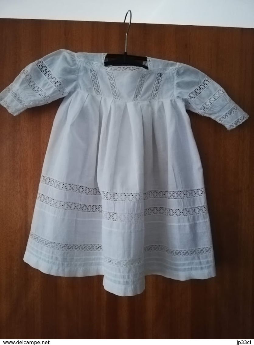 Robe De Baptème En Coton Brodée Main Avec Manches (fermeture 3 Boutons) Lavée Et Repassée ; Début XXe S. - Baptême