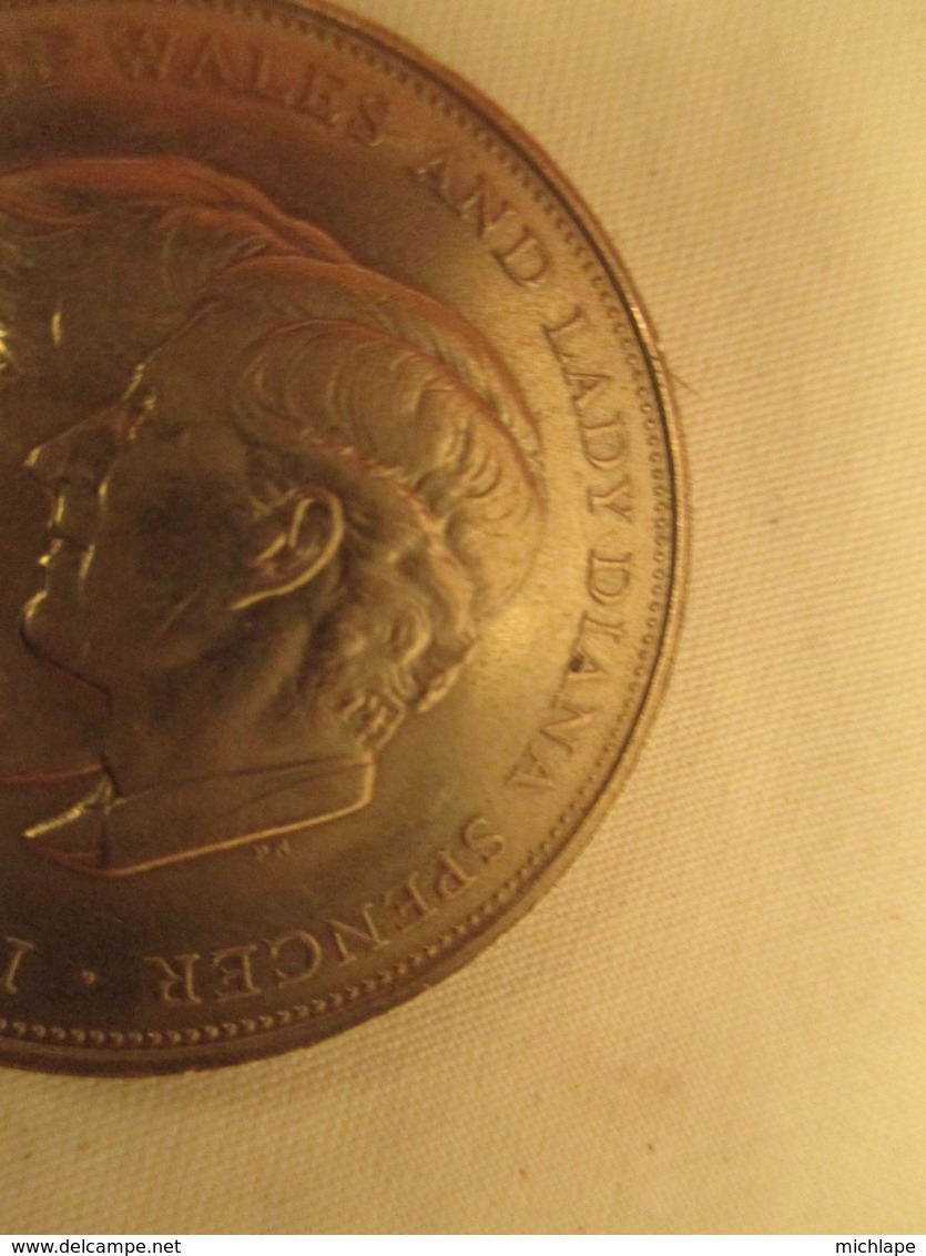 Medaille Commémorative  Elisabeth II Mariage  De Ladiy Diana - 1985 - Diametre 38 Mm Etat Neuf - Royaux/De Noblesse