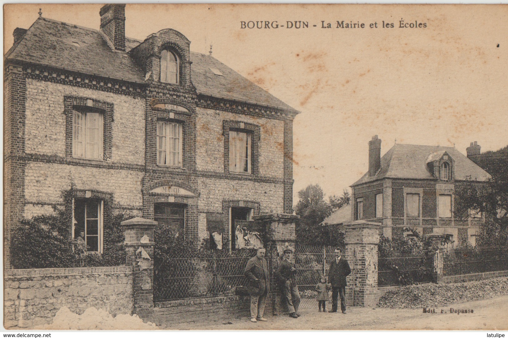 Bourg-Dun  76   La Mairie Et Les Ecoles-Trottoir Animé - Otros & Sin Clasificación