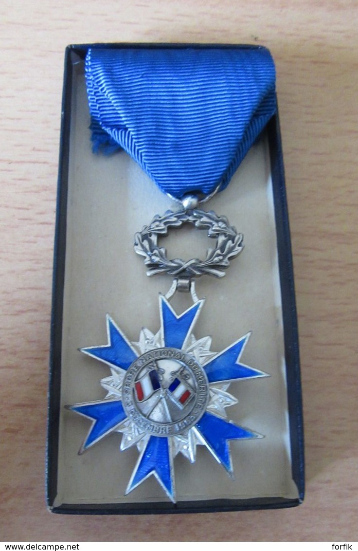 Médaille Ordre National Du Mérite 3 Décembre 1963 - Argent Et émail - Superbe - Avec Ruban - Achat Immédiat - Professionals / Firms