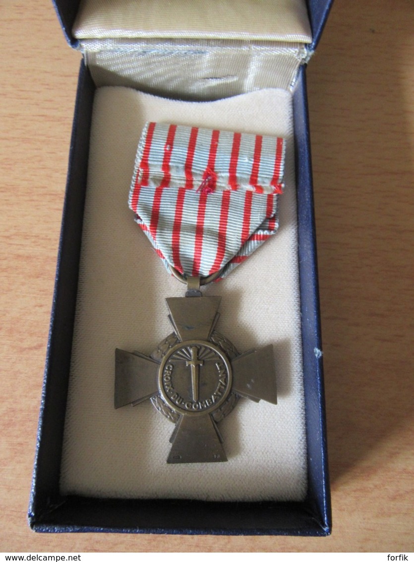 Médaille Guerre 39-45 / WW2 - Croix Du Combattant / République Française - Avec Ruban - Achat Immédiat - France