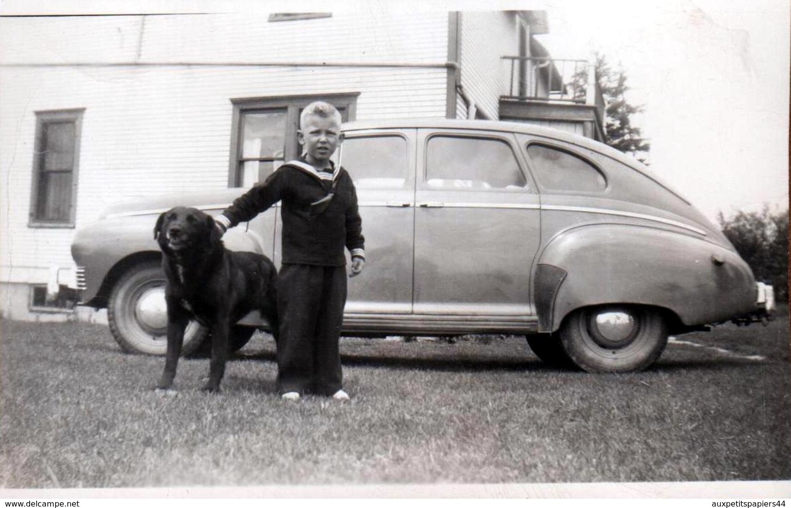 Photo Originale USA - Voiture Américaine Berline à Identifier Vers 1940/50 Avec Enfant Dans Son Costume De Marin & Chien - Automobiles