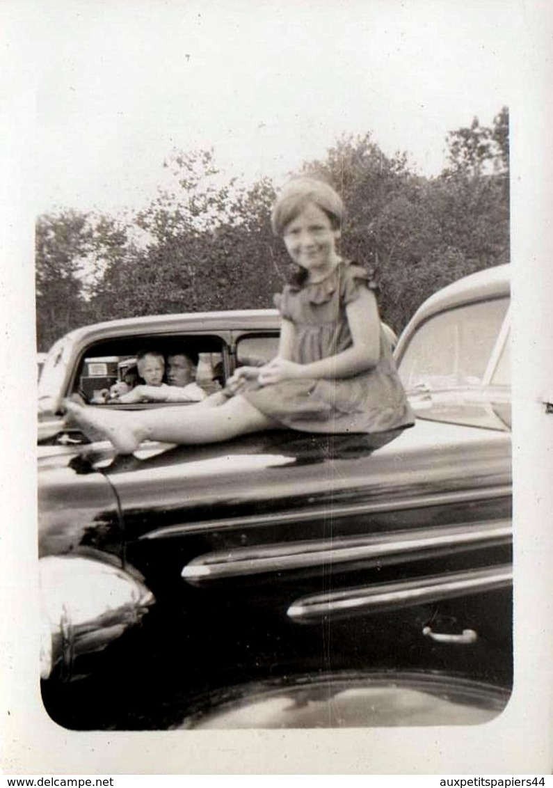 Photo Originale USA - Voiture Américaine Berline à Identifier Vers 1940 & Fillette Sur Le Capot & Famille D'à Côté - Automobiles