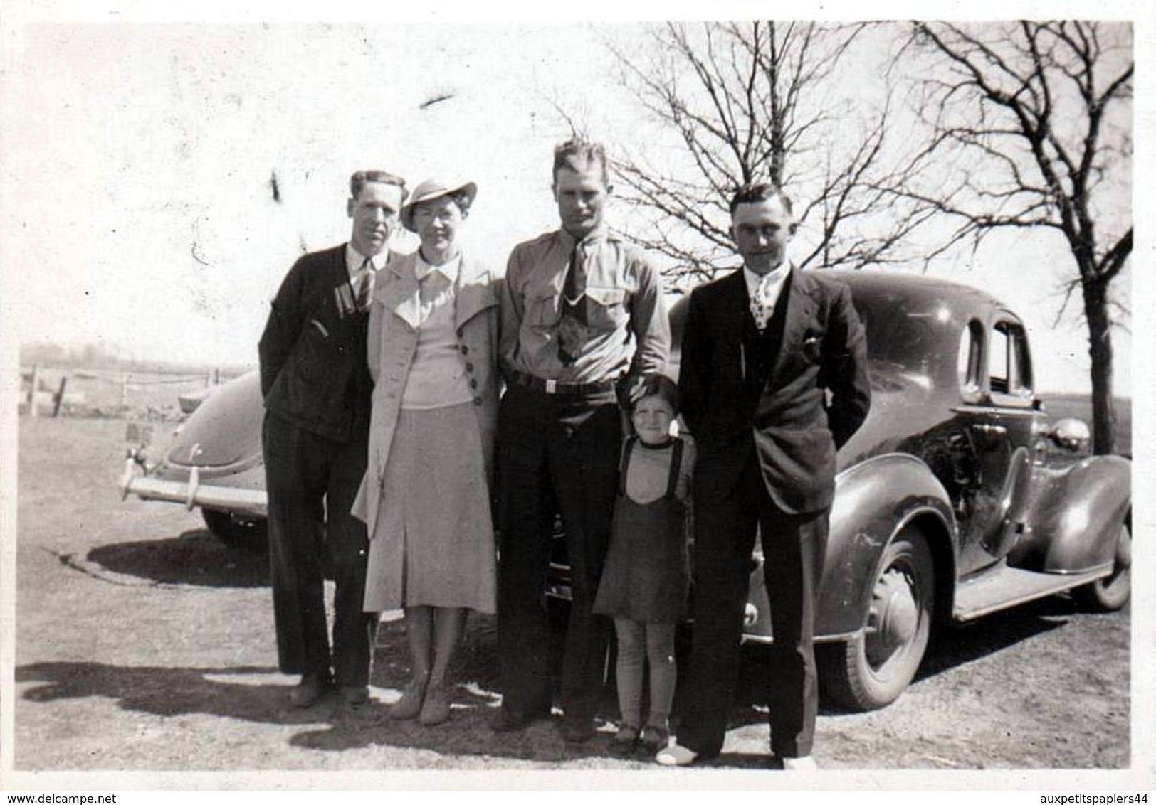 Photo Originale USA Voiture Américaine Ford Coupé Deluxe 1936 En Duo Et Bande De Copains - Automobiles