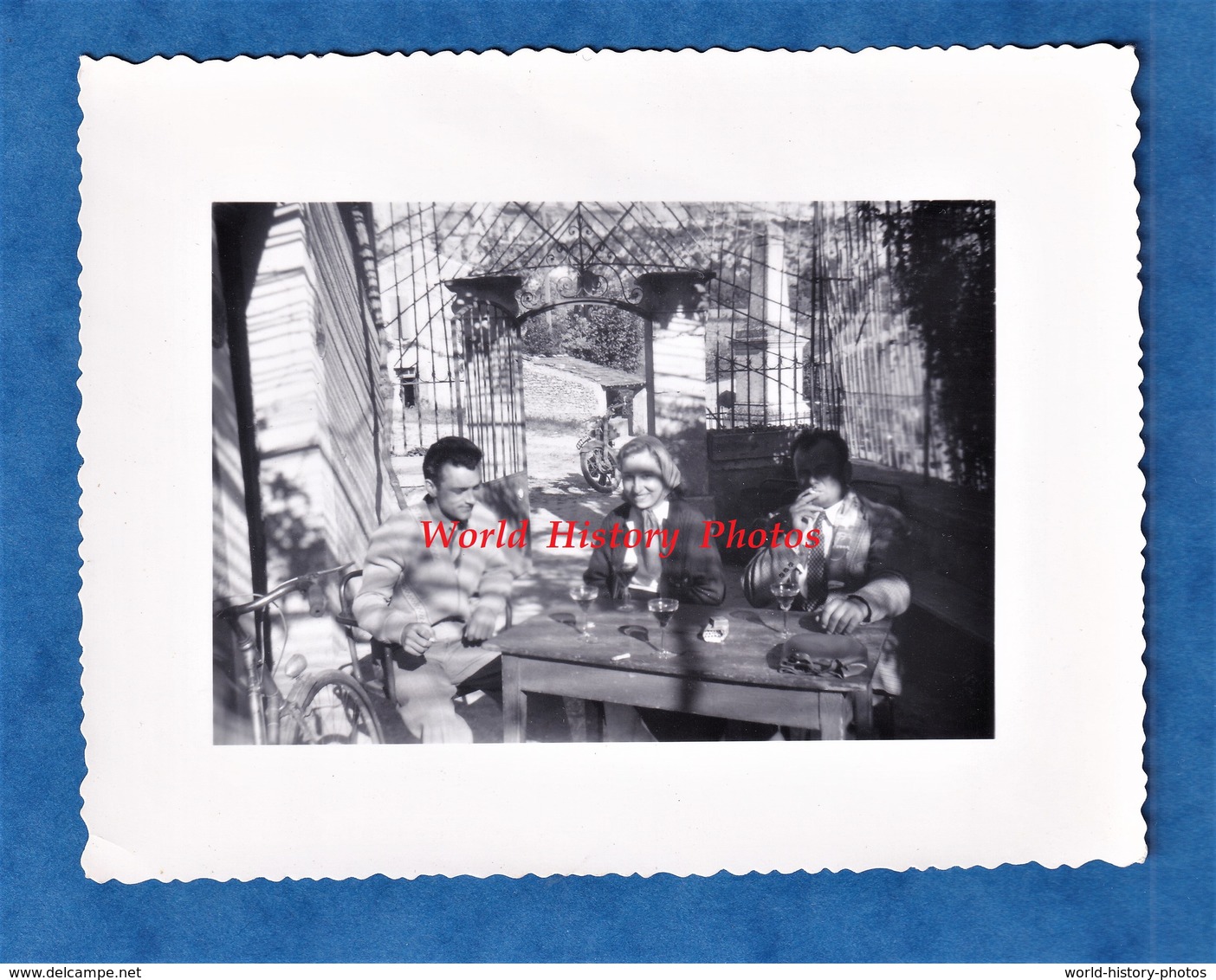 Photo Ancienne Snapshot - LIOUX ( Vaucluse ) - Homme & Femme En Terrasse D'un Ptit Café - 1955 - Verre Vin - Joucas Murs - Places