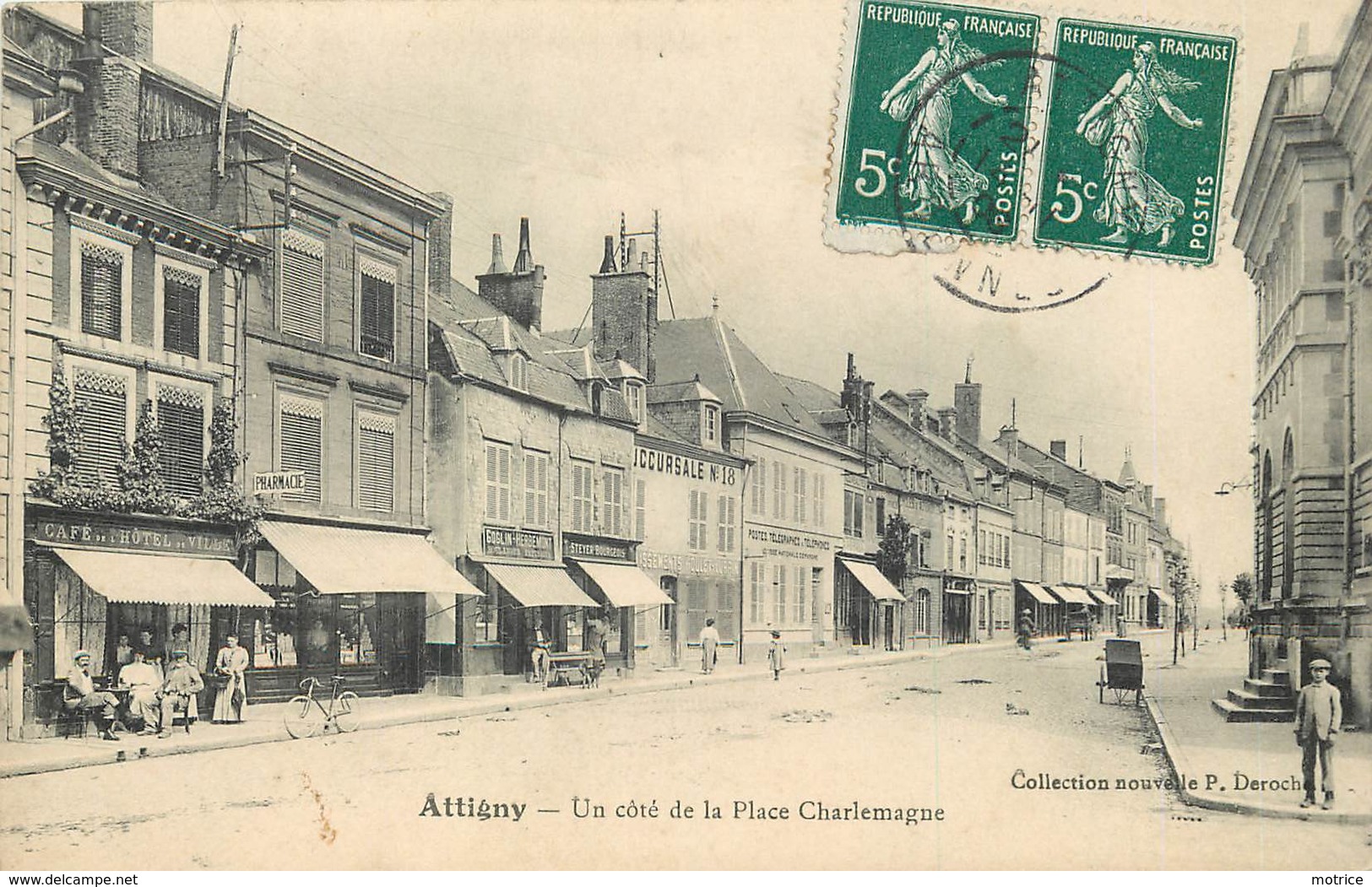 ATTIGNY - Un Côté De La Place Charlemagne. - Attigny