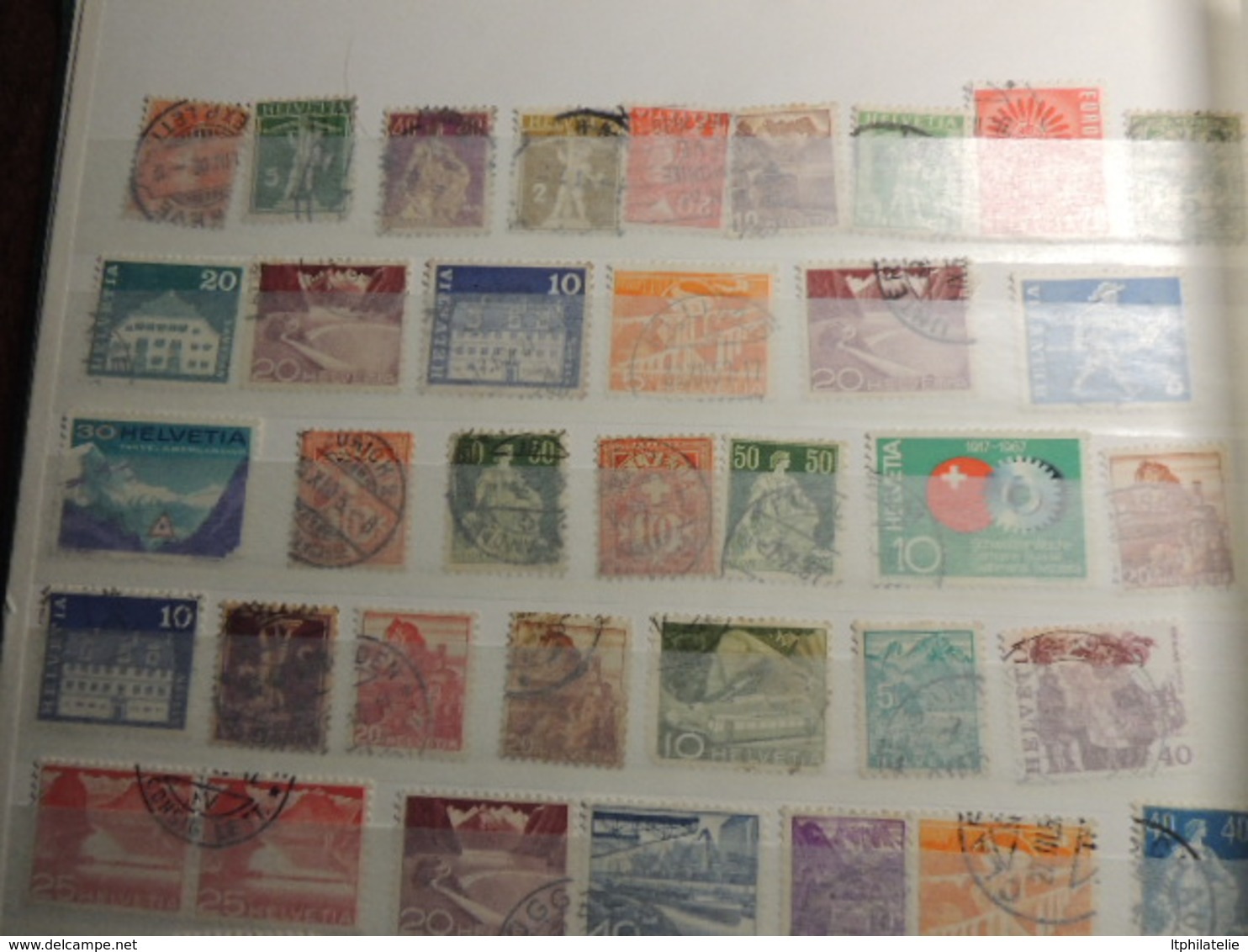 COLLECTION  SUISSE  DANS CLASSEUR VERT  TIMBRES OBLITERES  ENSEMBLE EN TRES BON ETAT  BEAUCOUP DE TIMBRES