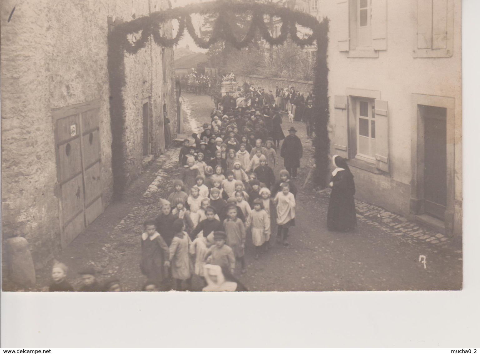 57 - RECHICOURT LE CHATEAU - CARTE PHOTO - DEFILE D'ENFANTS AVEC L'ARRIVEE DES CLOCHES ? - Rechicourt Le Chateau