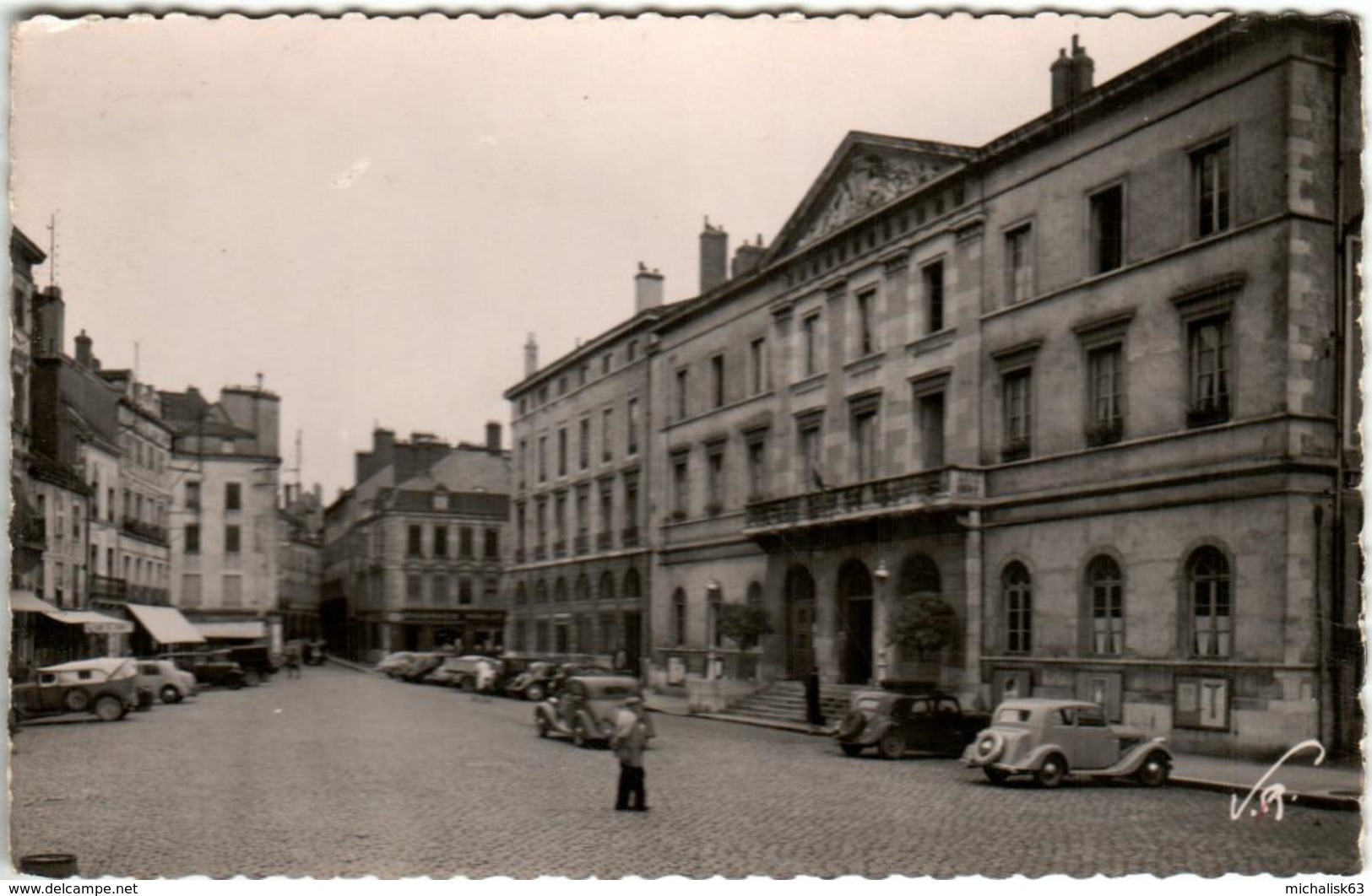 41thn 1911 CHALON SUR SAONE - LA PLACE SAINT PIERRE ET L'HOTEL DE VILLE - Chalon Sur Saone