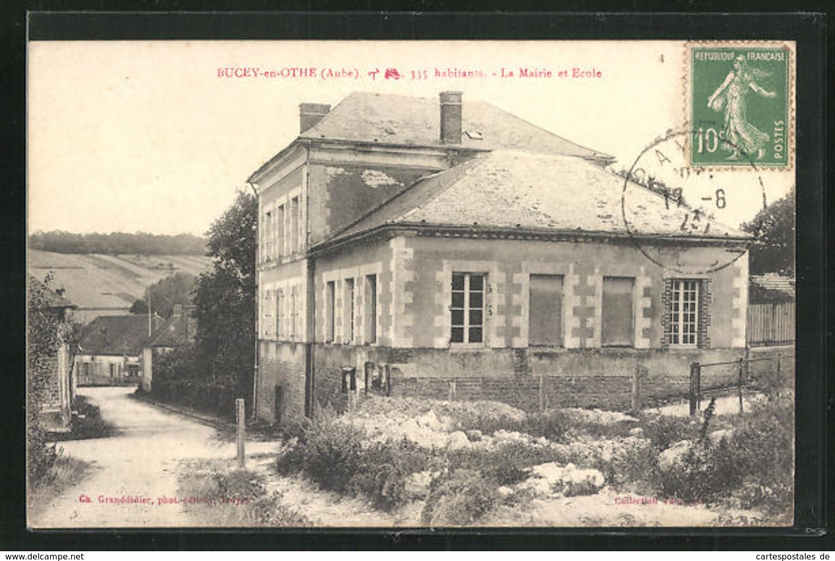 CPA Bucey-en-Othe, La Mairie Et Ecole - Autres & Non Classés