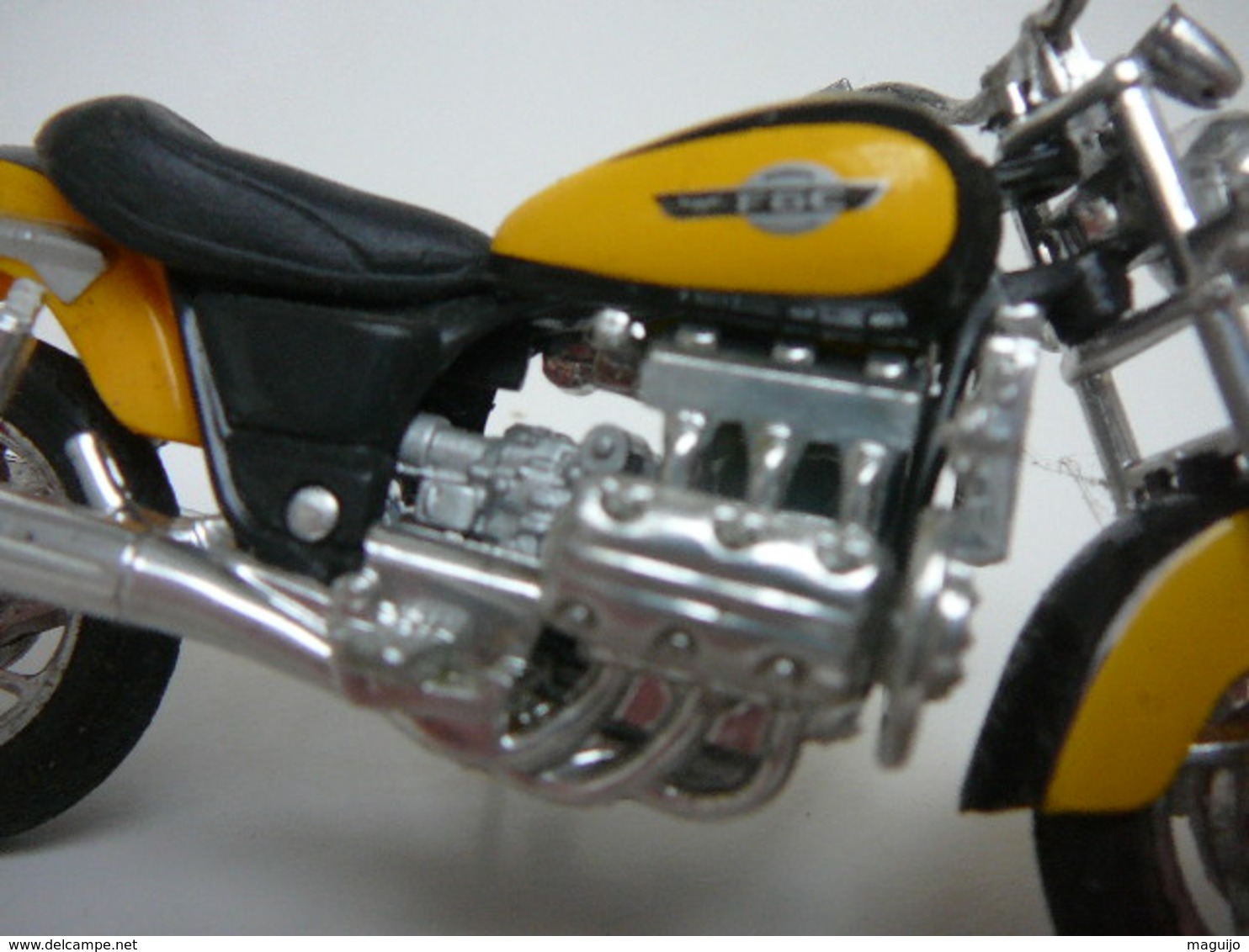 HONDA  F6C  MOTO  MAISTO  1/18  LIRE ET VOIR !! - Moto