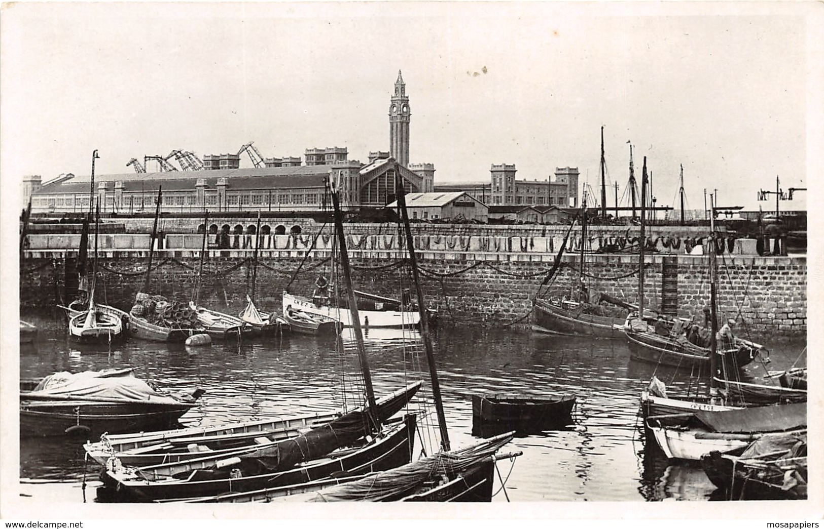 Cherbourg - Le Petit Port De Pêche Et La Nouvelle Gare Maritime - Cherbourg