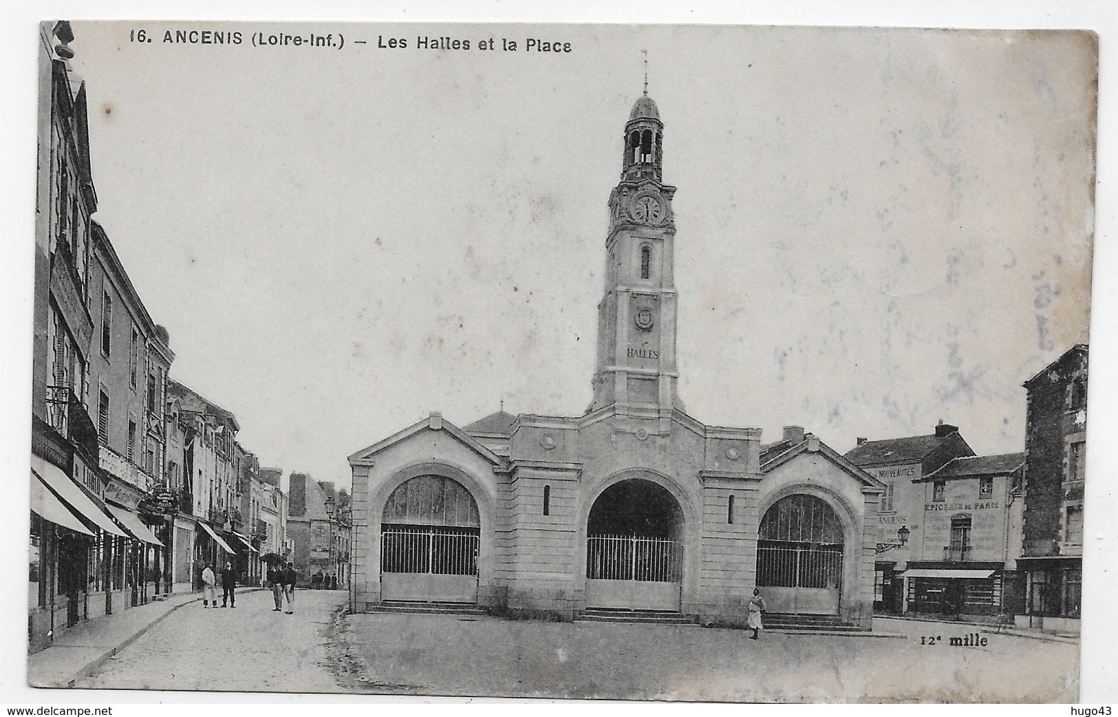 ANCENIS - N° 18 - LES HALLES ET LA PLACE AVEC PERSONNAGES - CPA  ABIMEE A DROITE -  VOYAGEE - Ancenis