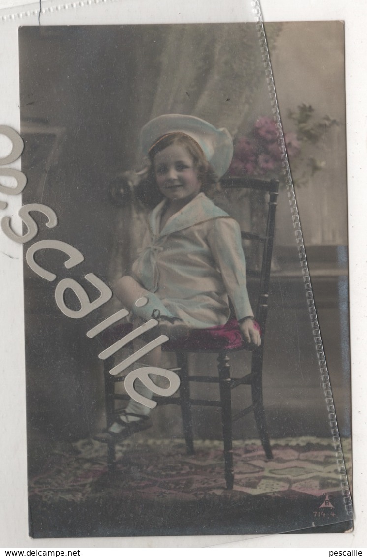 CP COLORISEE ENFANT PETITE FILLE ASSISE AVEC UN BEAU CHAPEAU - PH 714-4 PAPIER RADIUM BROM. - CIRCULEE EN 1905 - Retratos