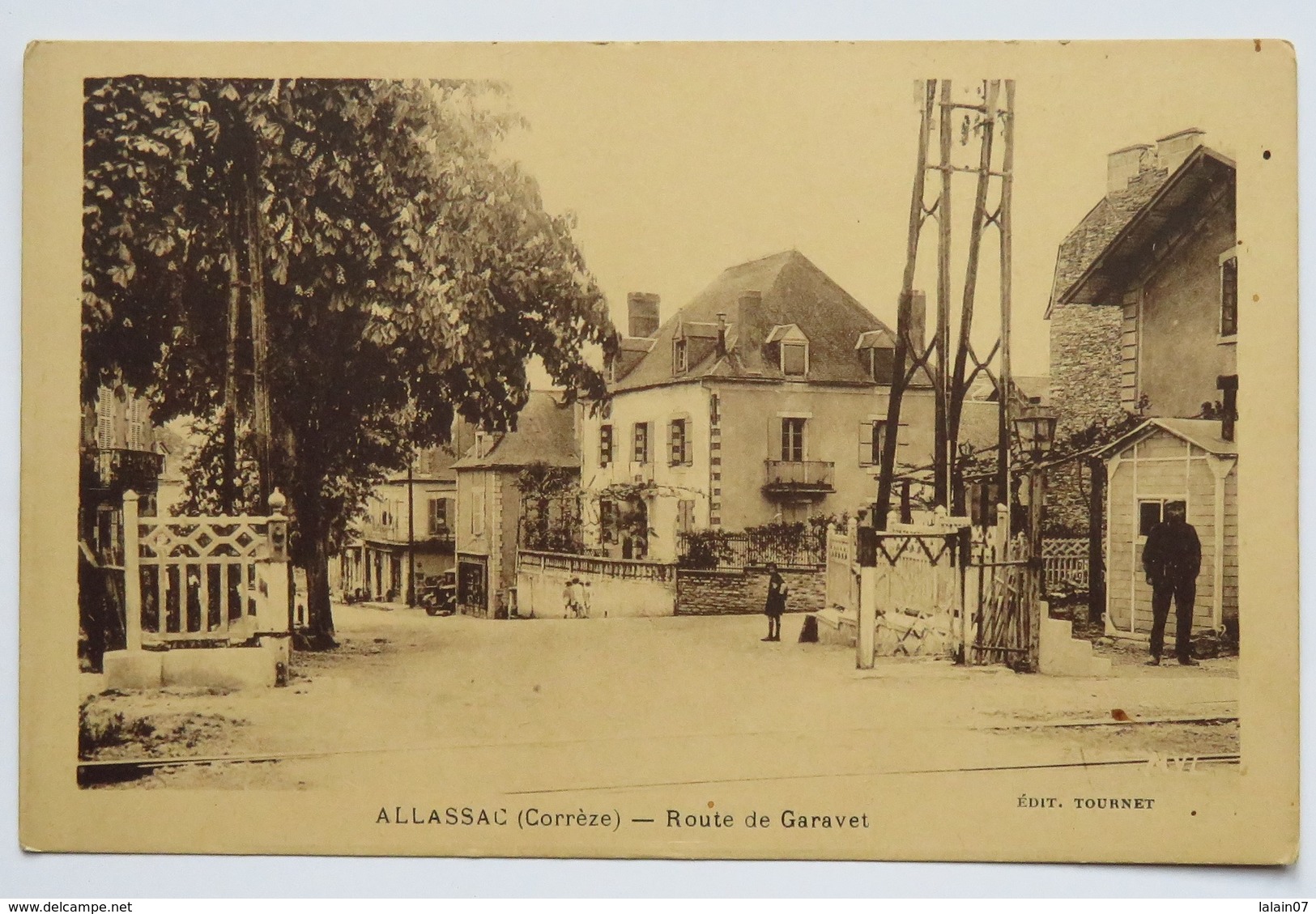 C. P. A. : 19 ALLASSAC : Route De Garavet, Passage à Niveaux, Animé - Otros & Sin Clasificación