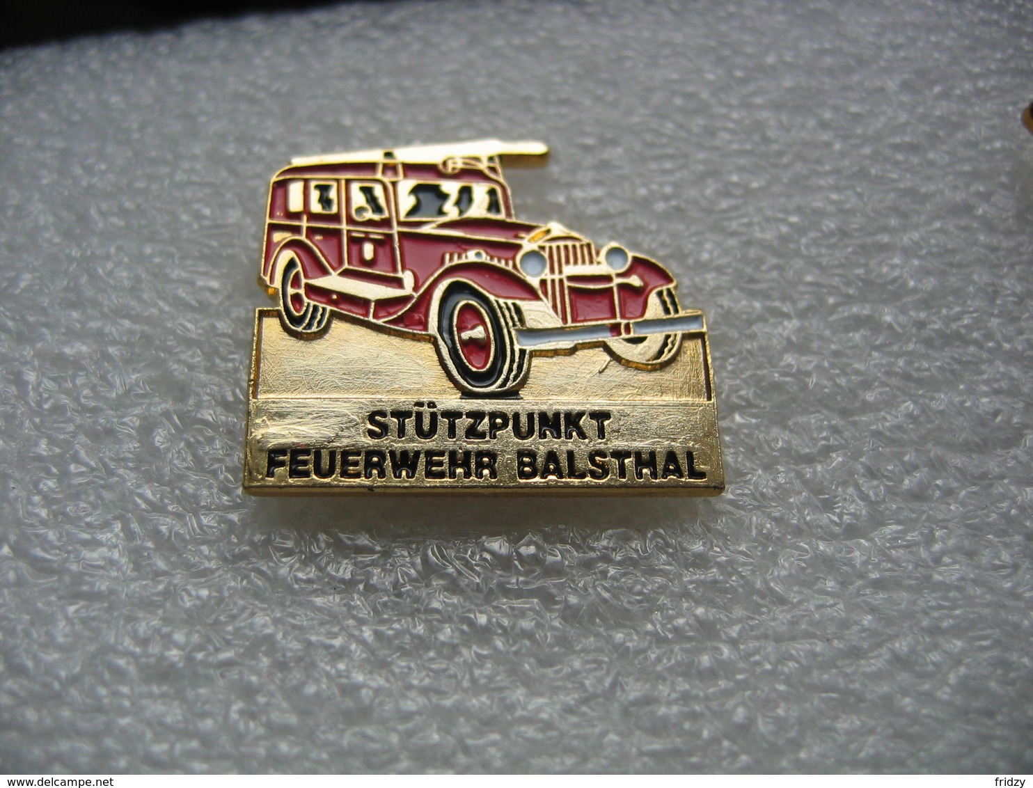 Pin's D'un Vieux Camion Des Sapeurs Pompiers Suisses De La Ville De BALSTHAL - Pompiers