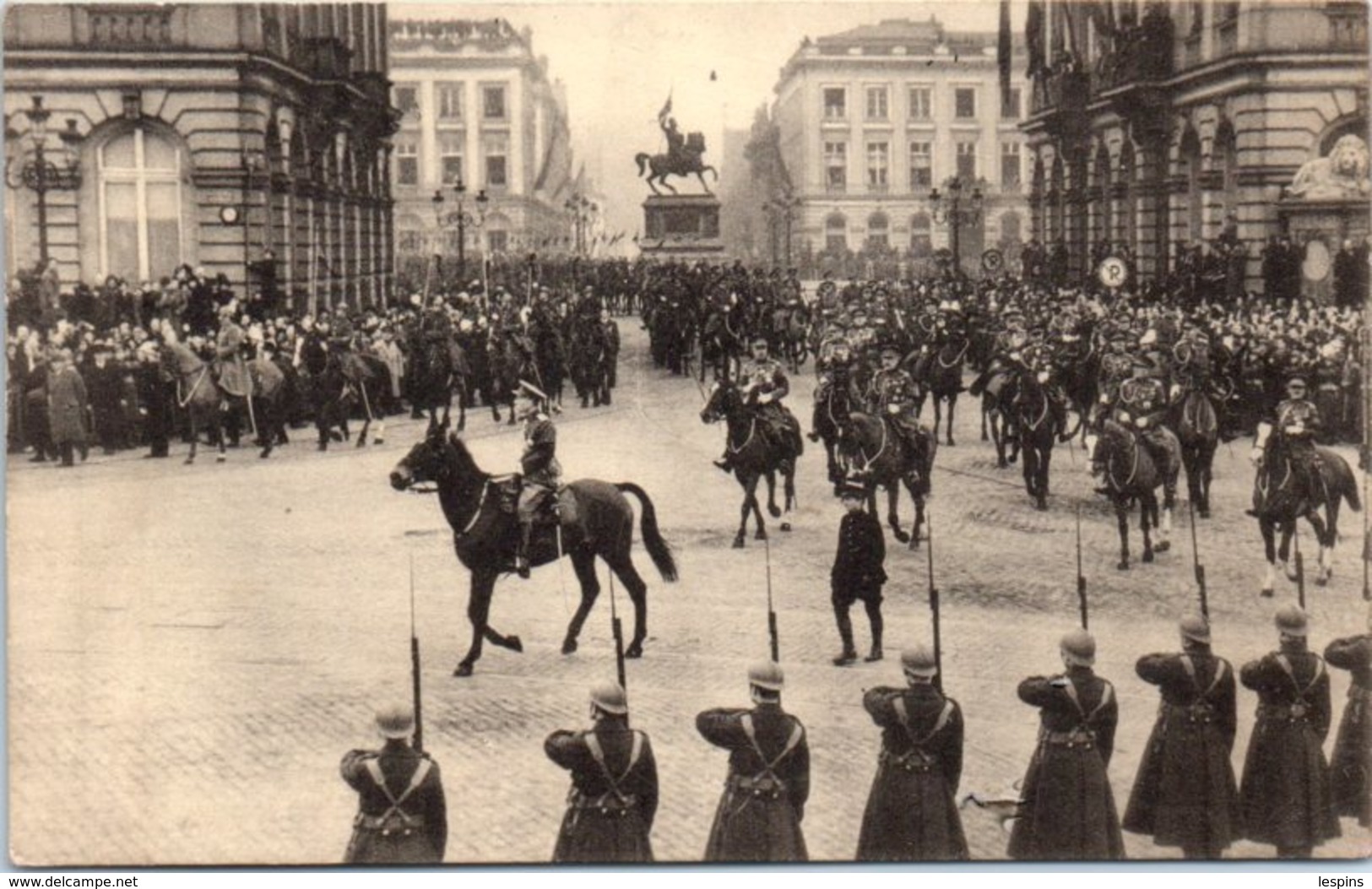 BELGIQUE - BRUXELLES --  L'Avénement Du Roi Léopold III - La Tête Du Congrès Débouchant De La Place Royale - Fêtes, événements