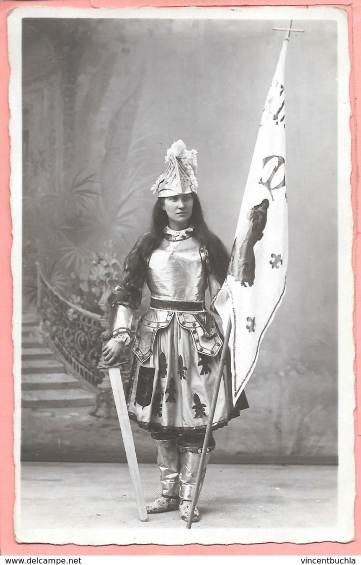 Carte Photo D'une Femme Déguisée En Jeanne D'Arc Signé Au Dos M. Schwartz Basse Yult - Costumes