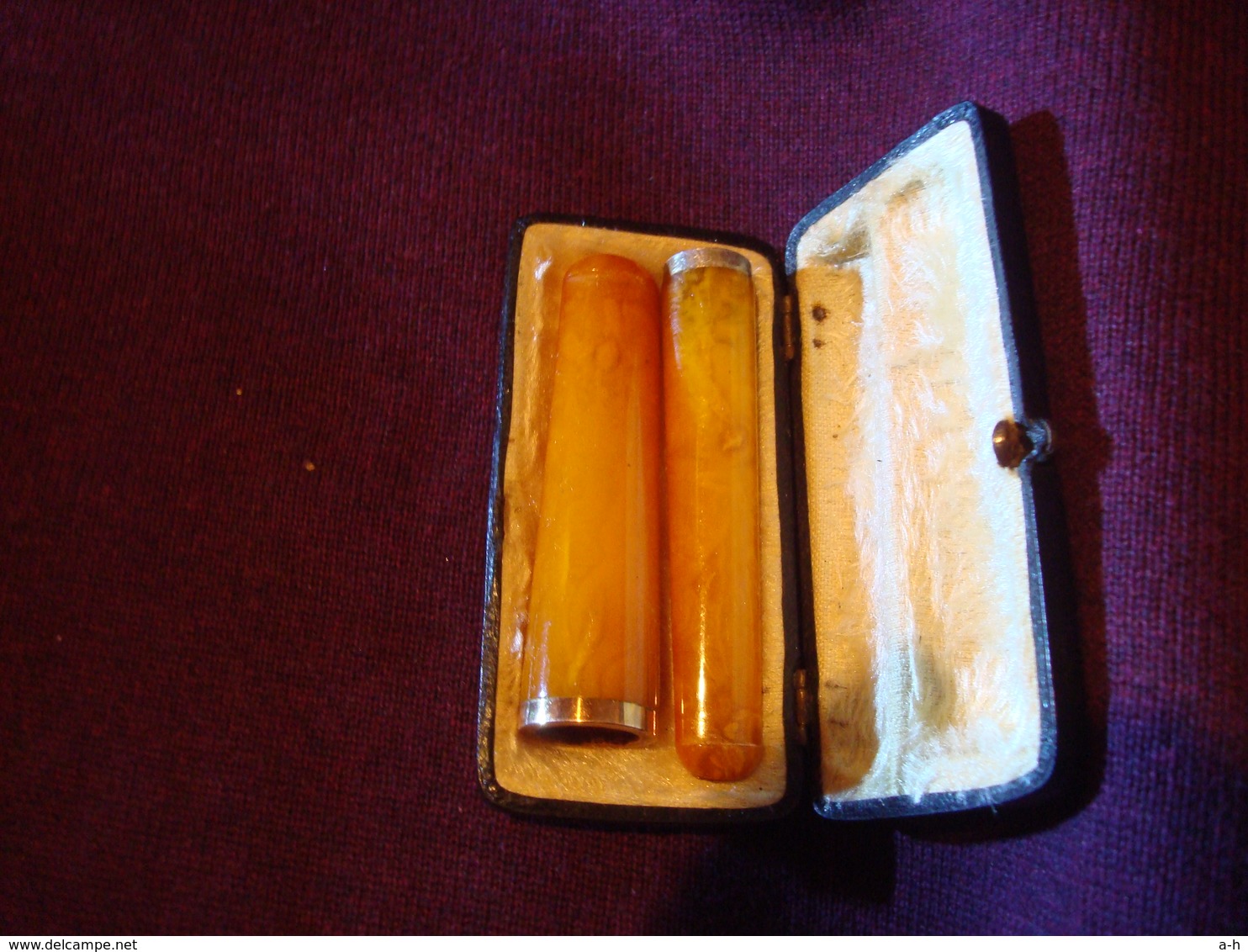 Etui Contenant 2 Fume- Cigarettes .Ambre , Ancien. - Cigarette Holders