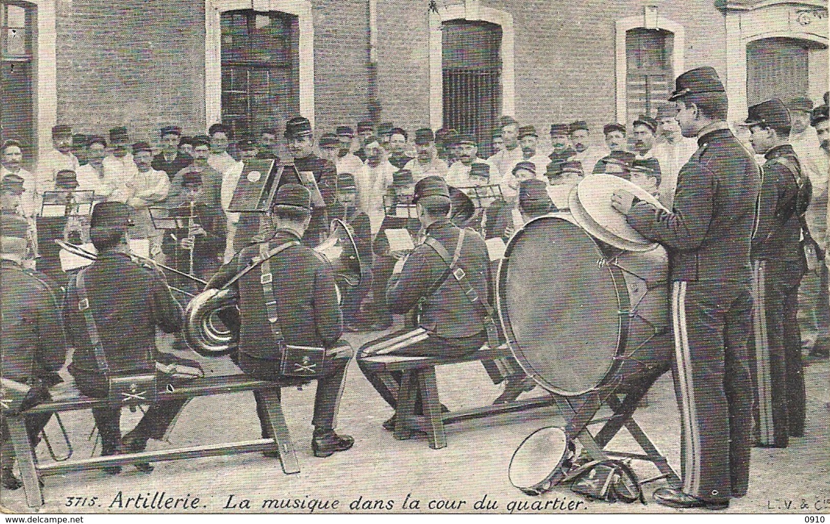 ARTILLERIE " LA MUSIQUE DANS LA COUR DU QUARTIER-DE MUZIEKKAPEL OP DE BINNENPLAATS VAN DE KAZERNE"AQUA PHOTO N°3715 - Regimenten