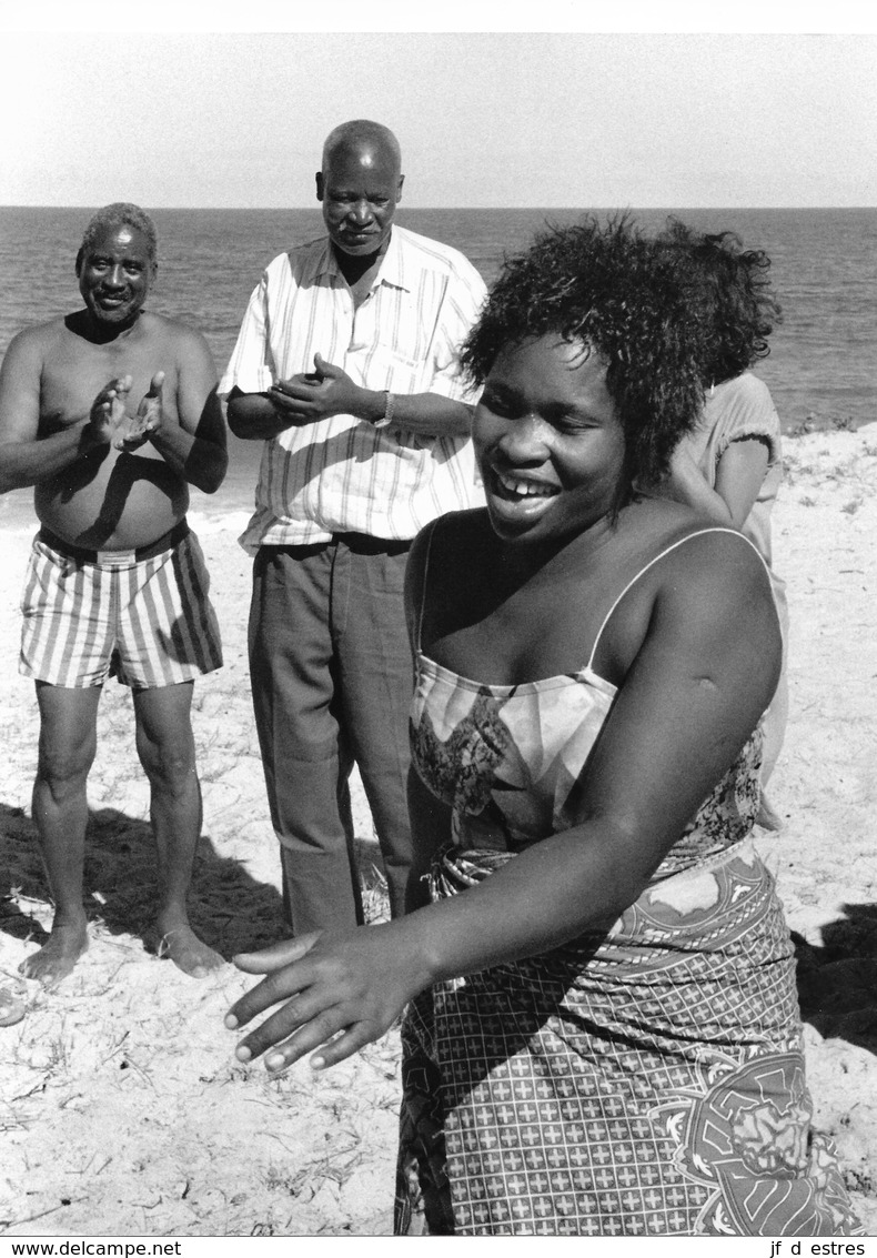 Photo Mozambique Danse Spontanée Sur La Plage De Macaneta  Vers 1995 - Afrique