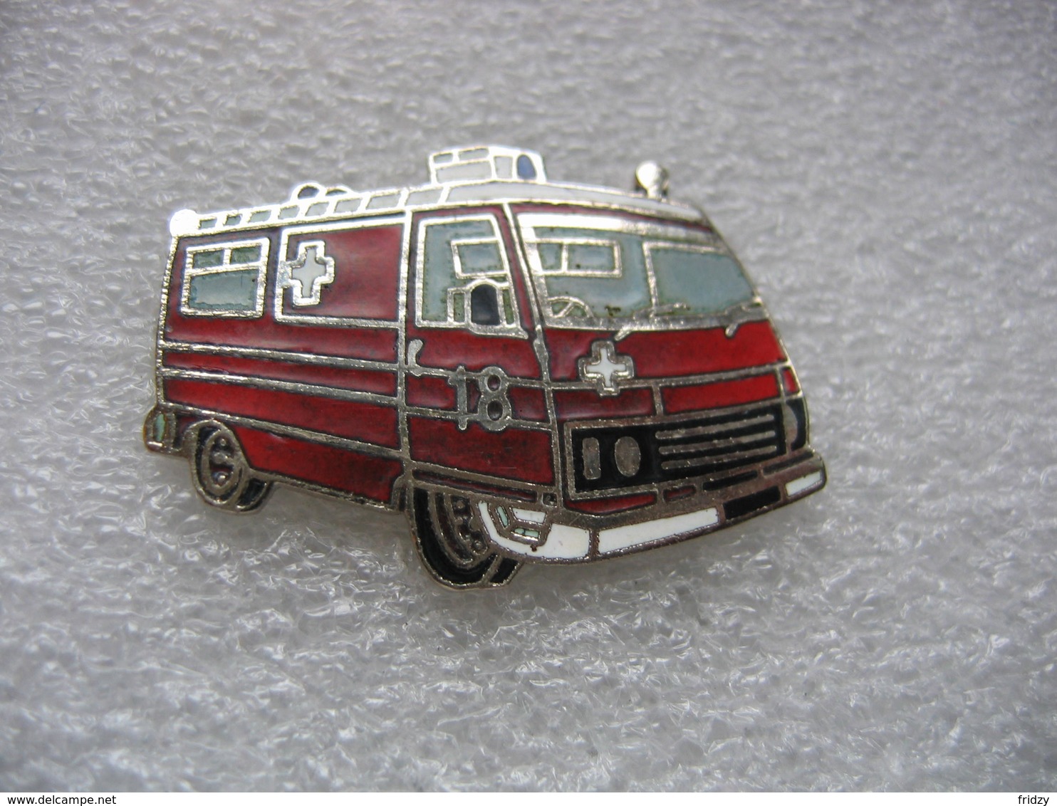 Pin's Ancien Fourgon Peugeot (J5 Ou J7), Ambulance Des Sapeurs Pompiers - Bomberos