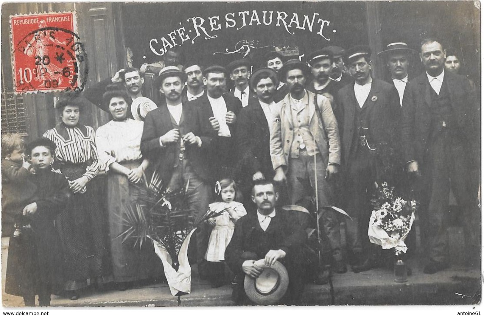 PARIS 75015 --Carte Photo - 70 Rue De L'eglise - Groupe Devant Un Cafe Restaurant -Trés Bon état - Arrondissement: 15