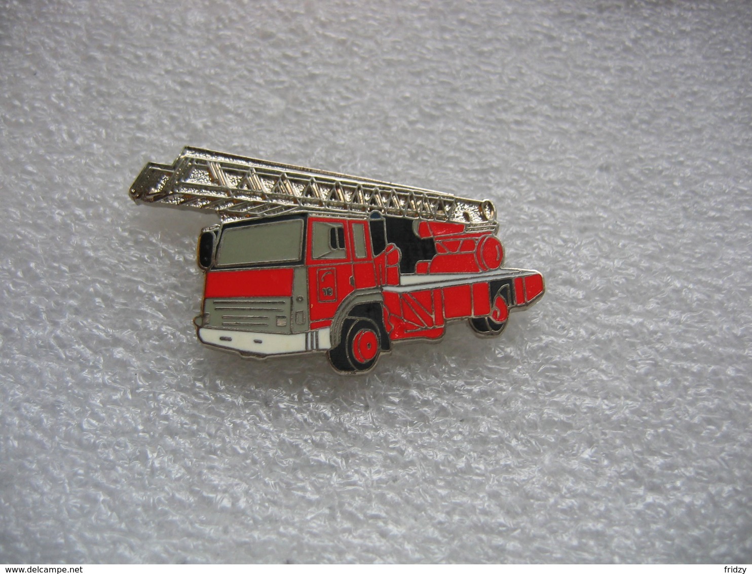 Pin's Camion à Grande Echelle Des Sapeurs Pompiers - Firemen