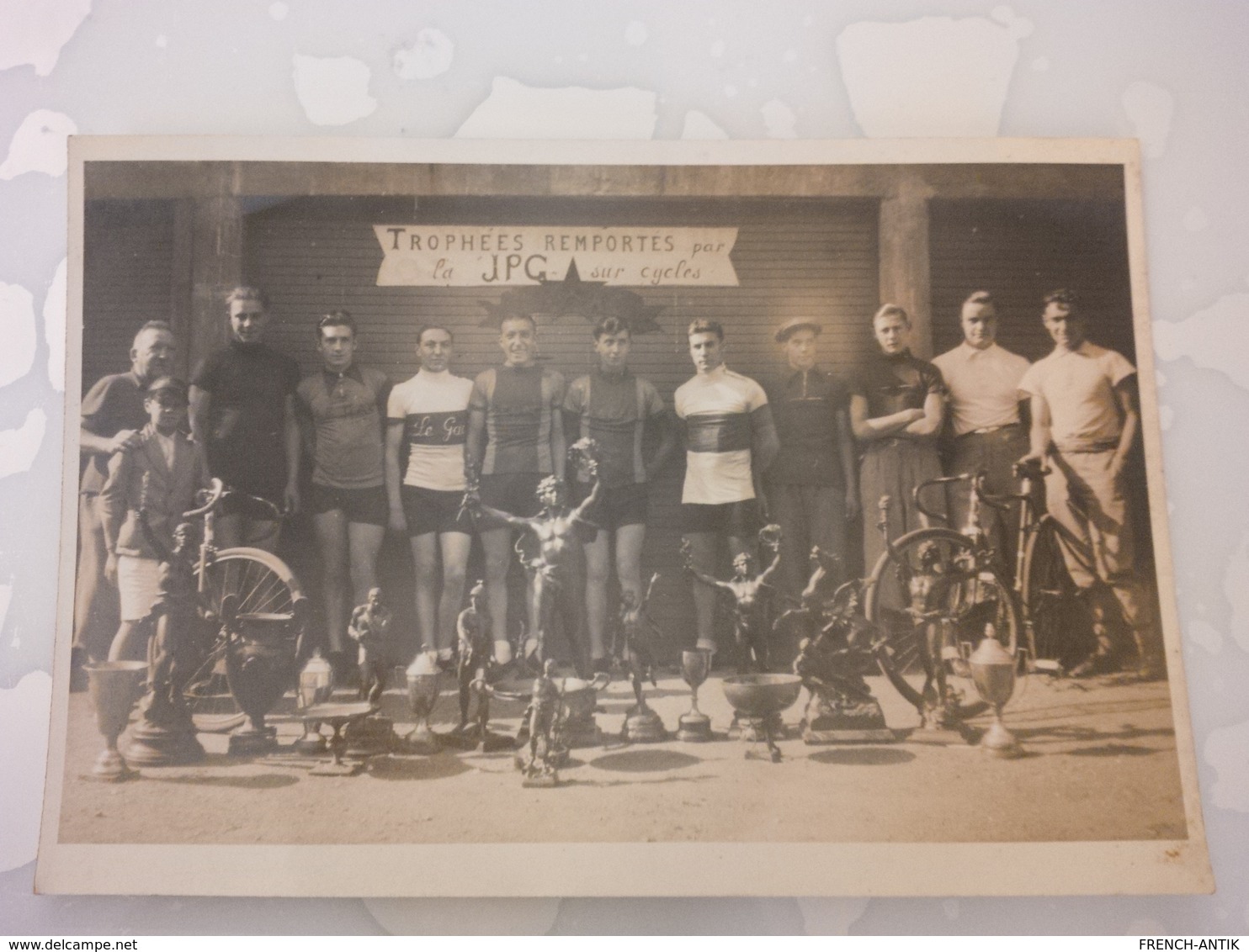 PHOTO LIEU A IDENTIFIER CYCLISTES TROPHEES REMPORTES PAR LA JPG SUR CYCLES - Wielrennen