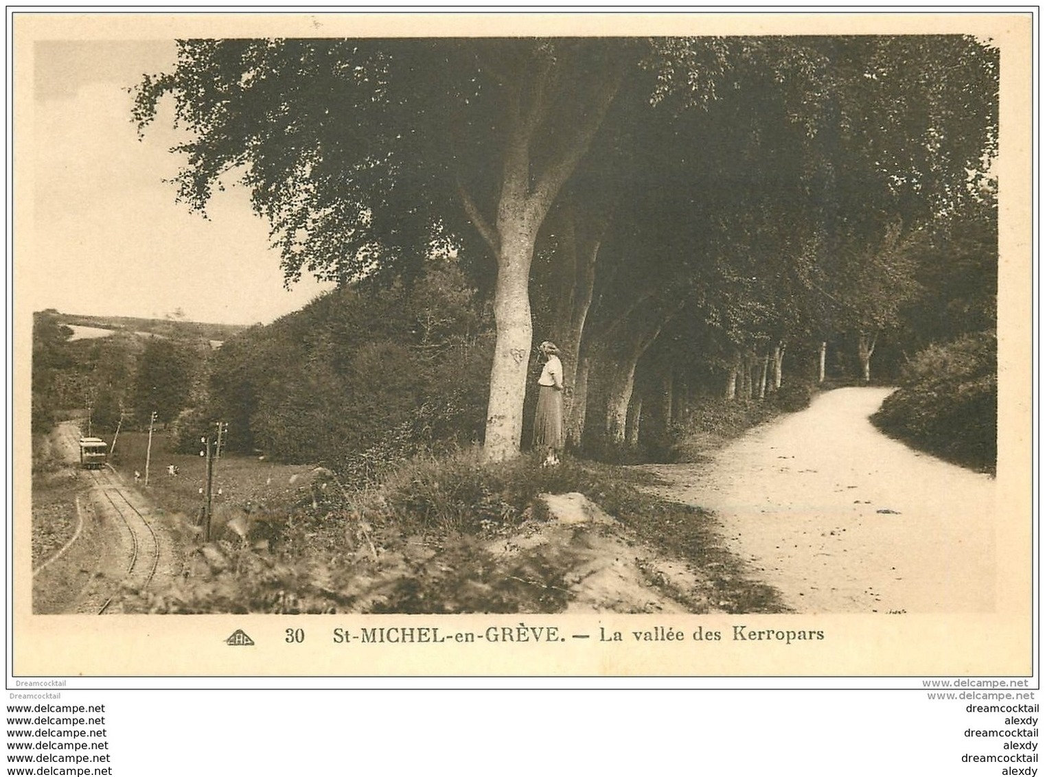 22 SAINT-MICHEL-EN-GREVE. La Vallée De Kerropars. Femme Et Train Tramway - Saint-Michel-en-Grève