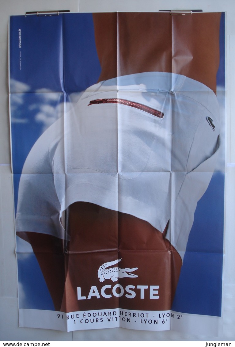 Affiche Publicitaire Abribus - Lacoste - Short Blanc - Belles Fesses Et Belle Cambrure De Jeune Fille. - Altri & Non Classificati