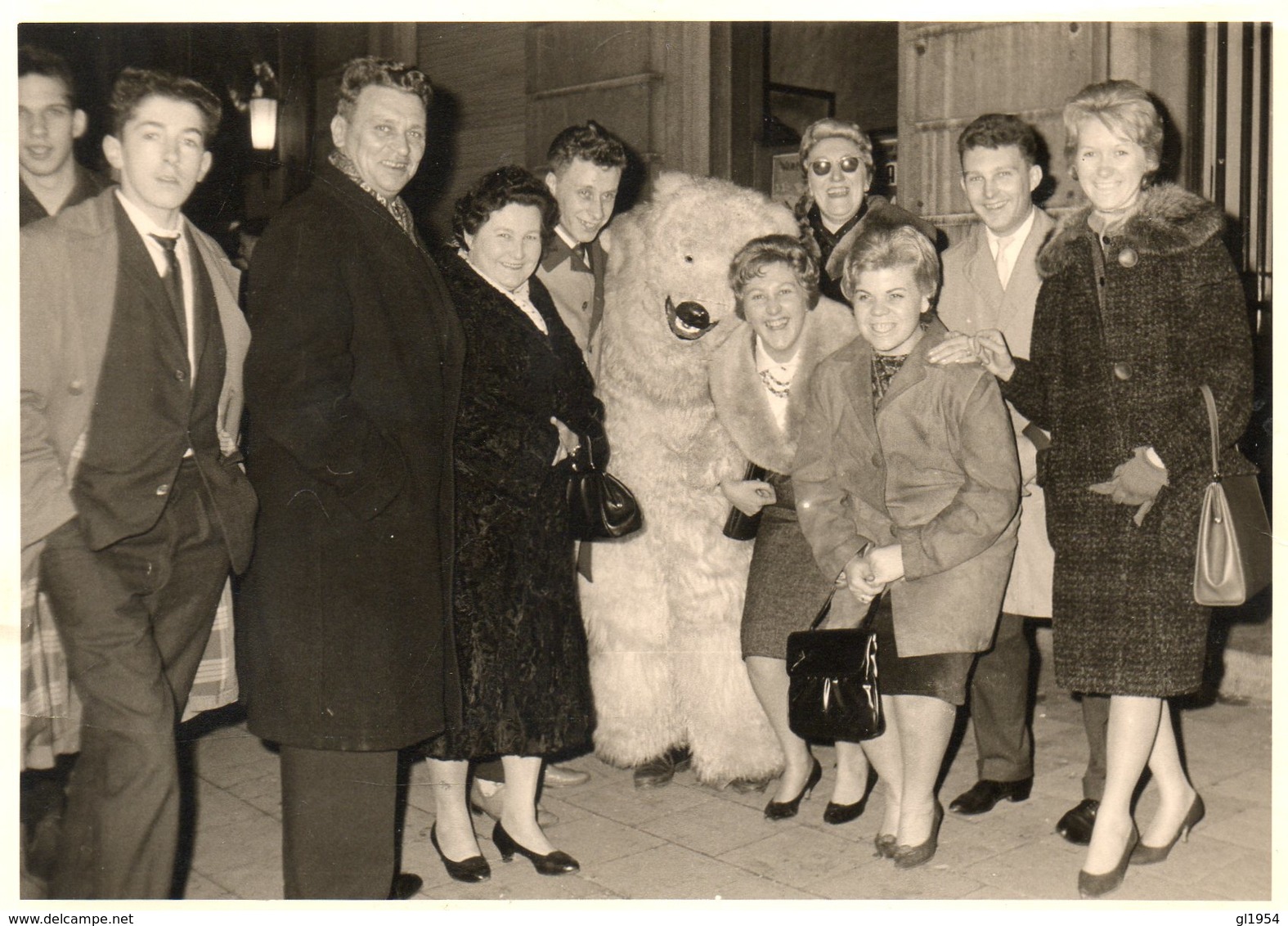 FOTOKAART   -  FAMILIE  UIT    SINT - TRUIDEN    -     MET  GROOTE  BEER - Altri & Non Classificati