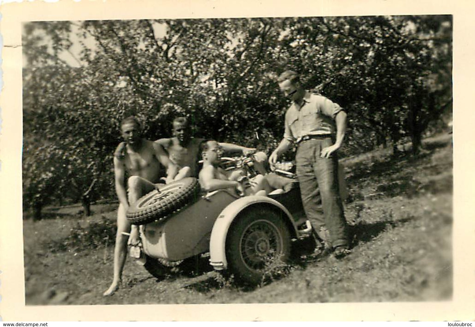 SIDE CAR ET SOLDATS ALLEMANDS TORSES NUS  PHOTO ORIGINALE FORMAT 9 X 6 CM - Automobiles